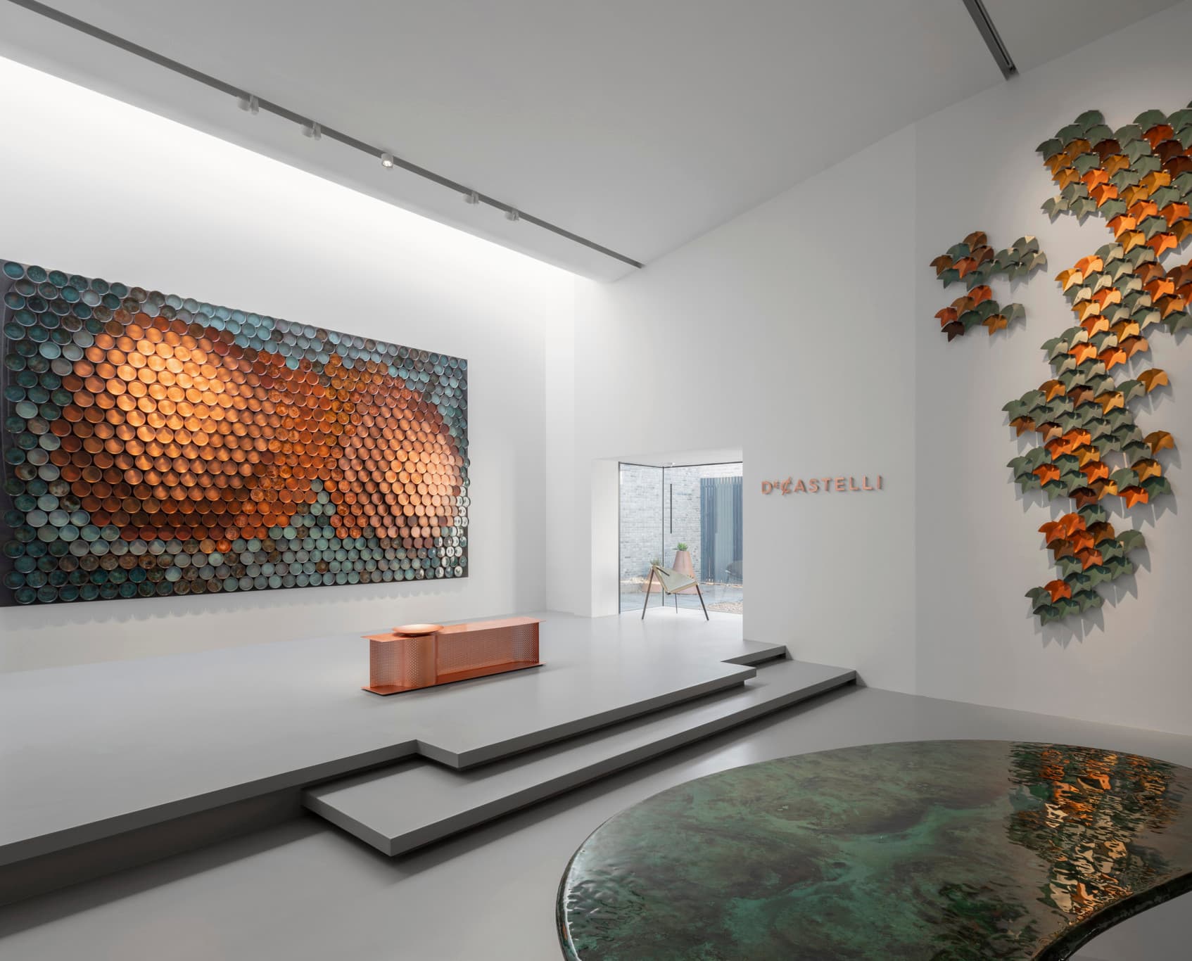 De Castelli Showroom, Peking: ERCO LED-Leuchten setzen Metallkunstwerke und Möbelstücke akzentuiert in Szene.