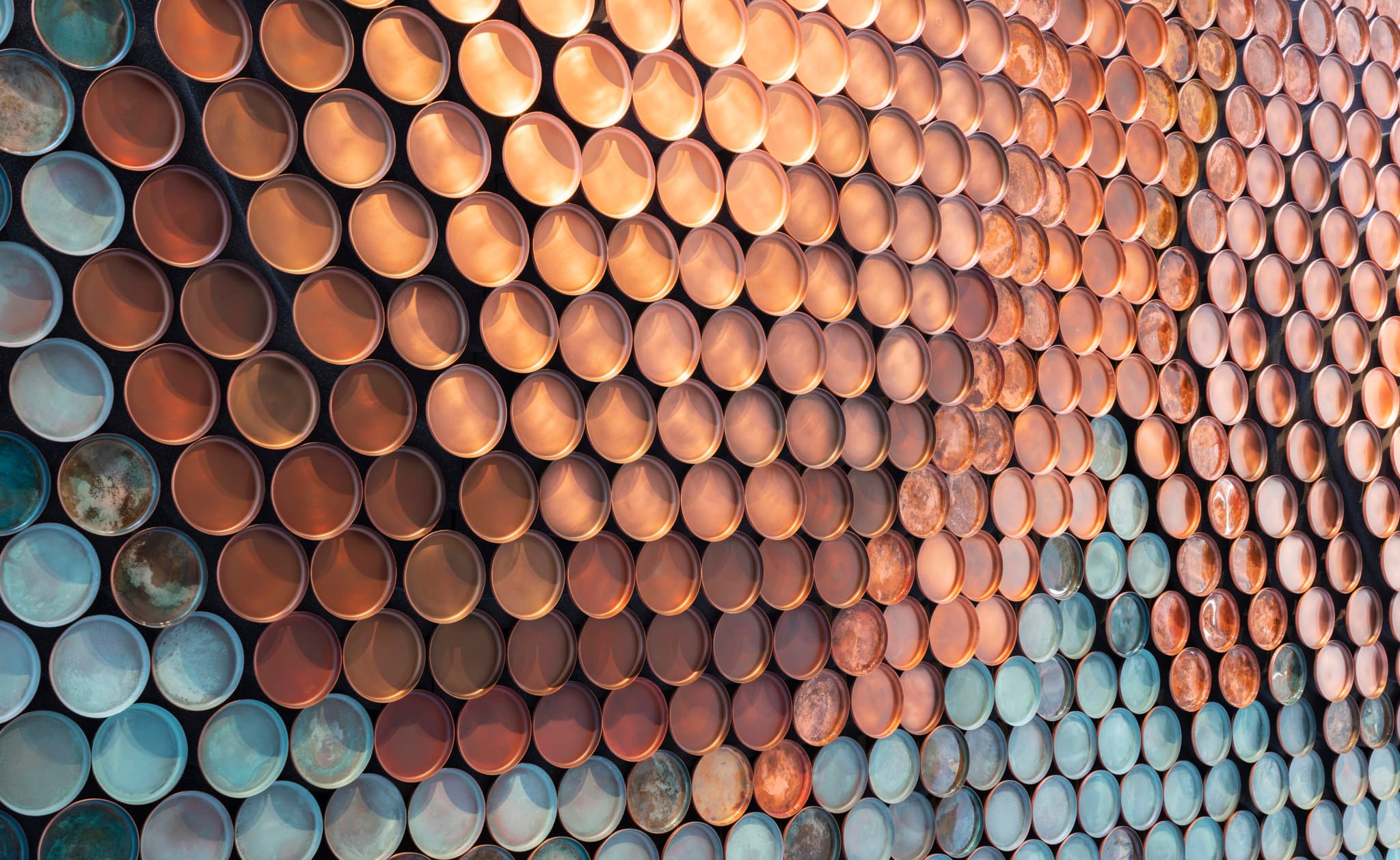 Detailaufnahme der Metallarbeiten in De Castelli's Beijing Showroom, beleuchtet mit ERCO LED-Leuchten.