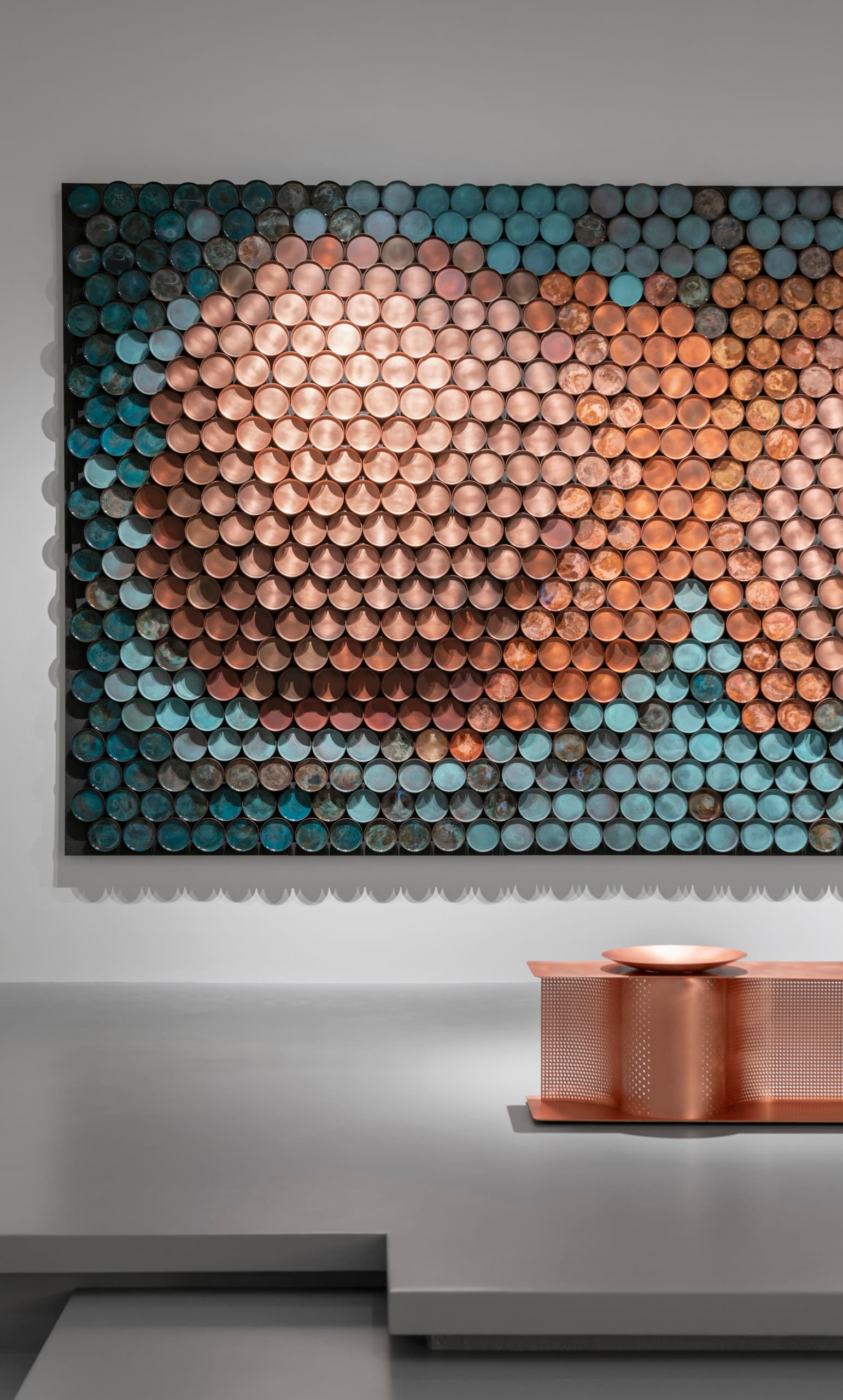 De Castelli Metallkunstwerk, beleuchtet mit ERCO Licht für Akzentuierung im Showroom.