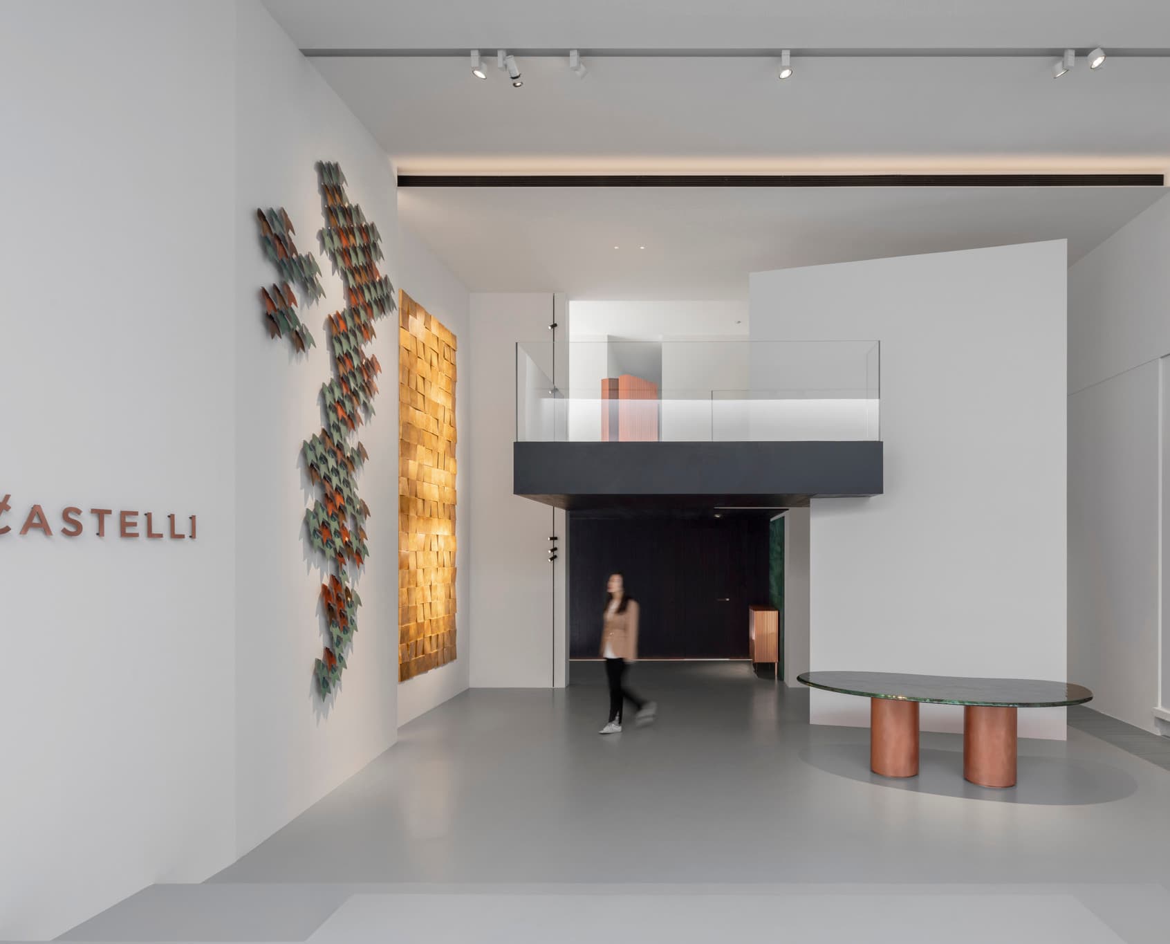 De Castelli Showroom in Peking mit ERCO LED-Leuchten für akzentuierte Metallkunst und Möbel.