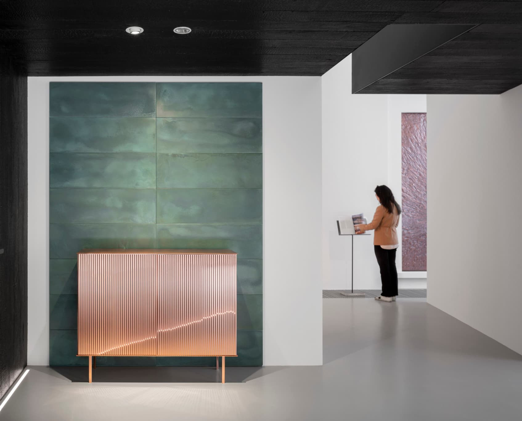 De Castelli Showroom: ERCO-Licht akzentuiert Metallkunst und Möbel in Peking.