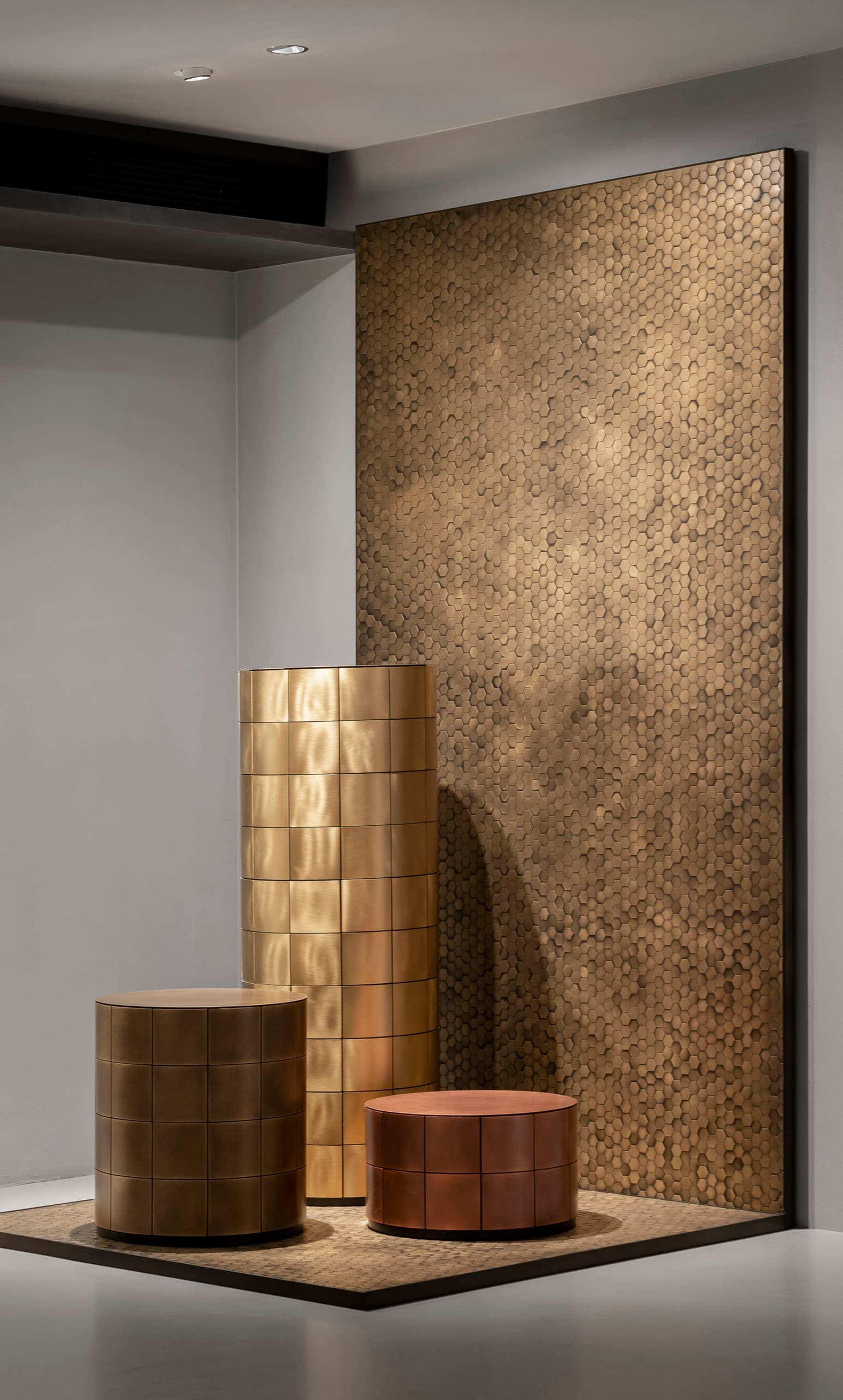 ERCO Optec Strahler beleuchten eine goldene Wand im De Castelli Showroom in Peking.