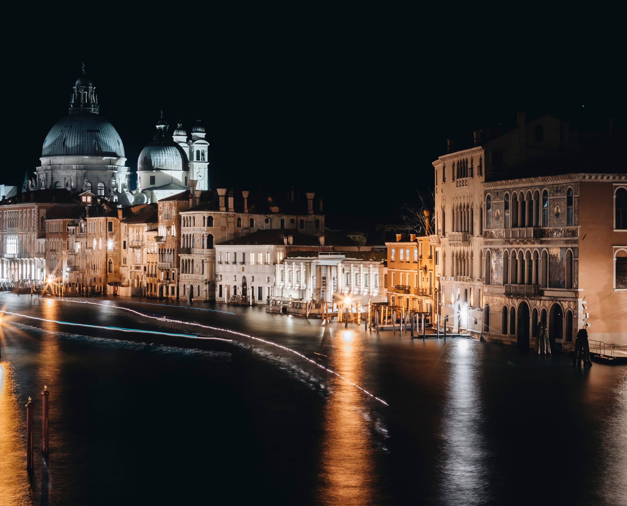 Nachtansicht der Peggy Guggenheim Collection in Venedig mit verbesserter LED-Beleuchtung.