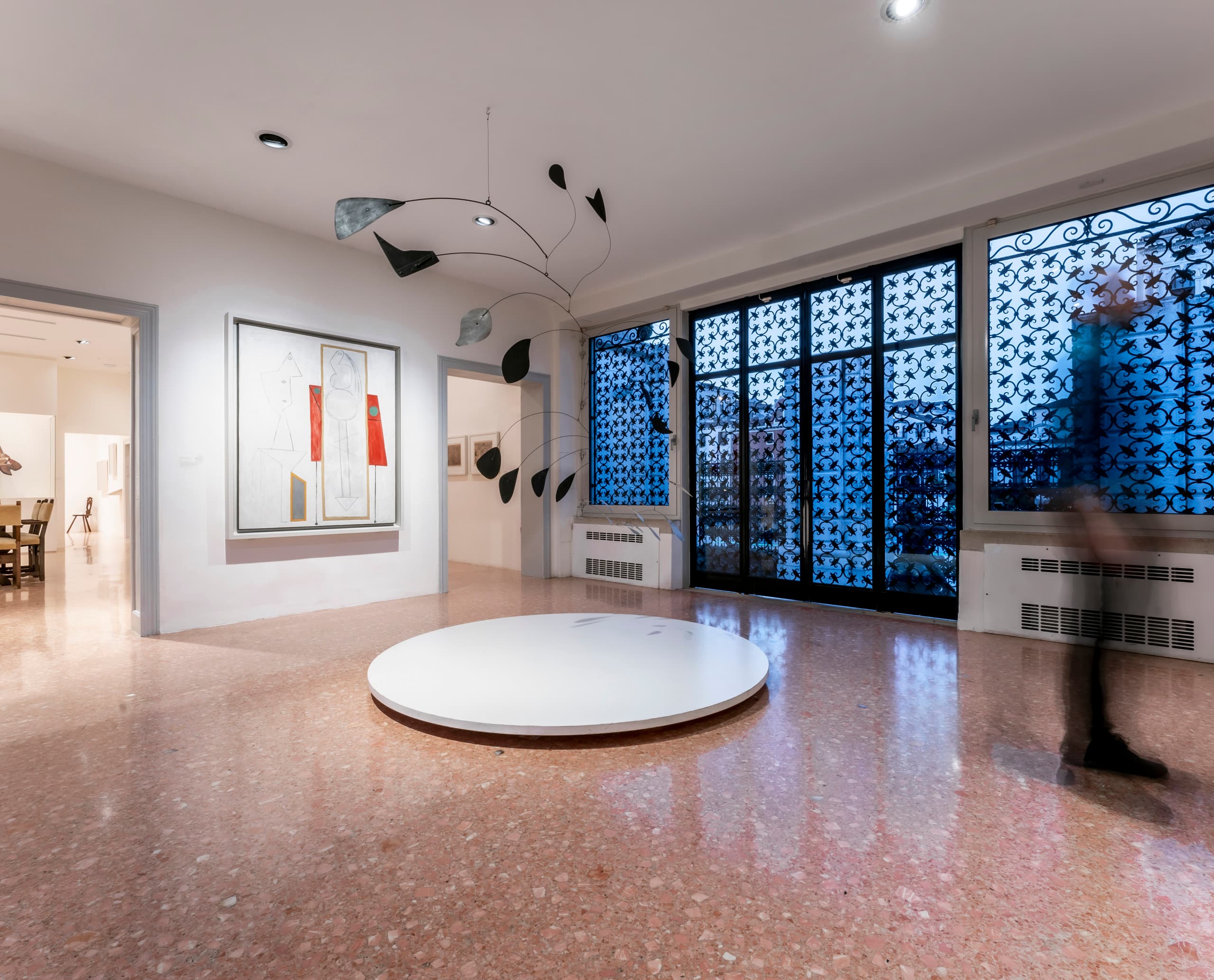 Peggy Guggenheim Collection Innenraum mit Kunstwerken und ERCO LED-Beleuchtung.