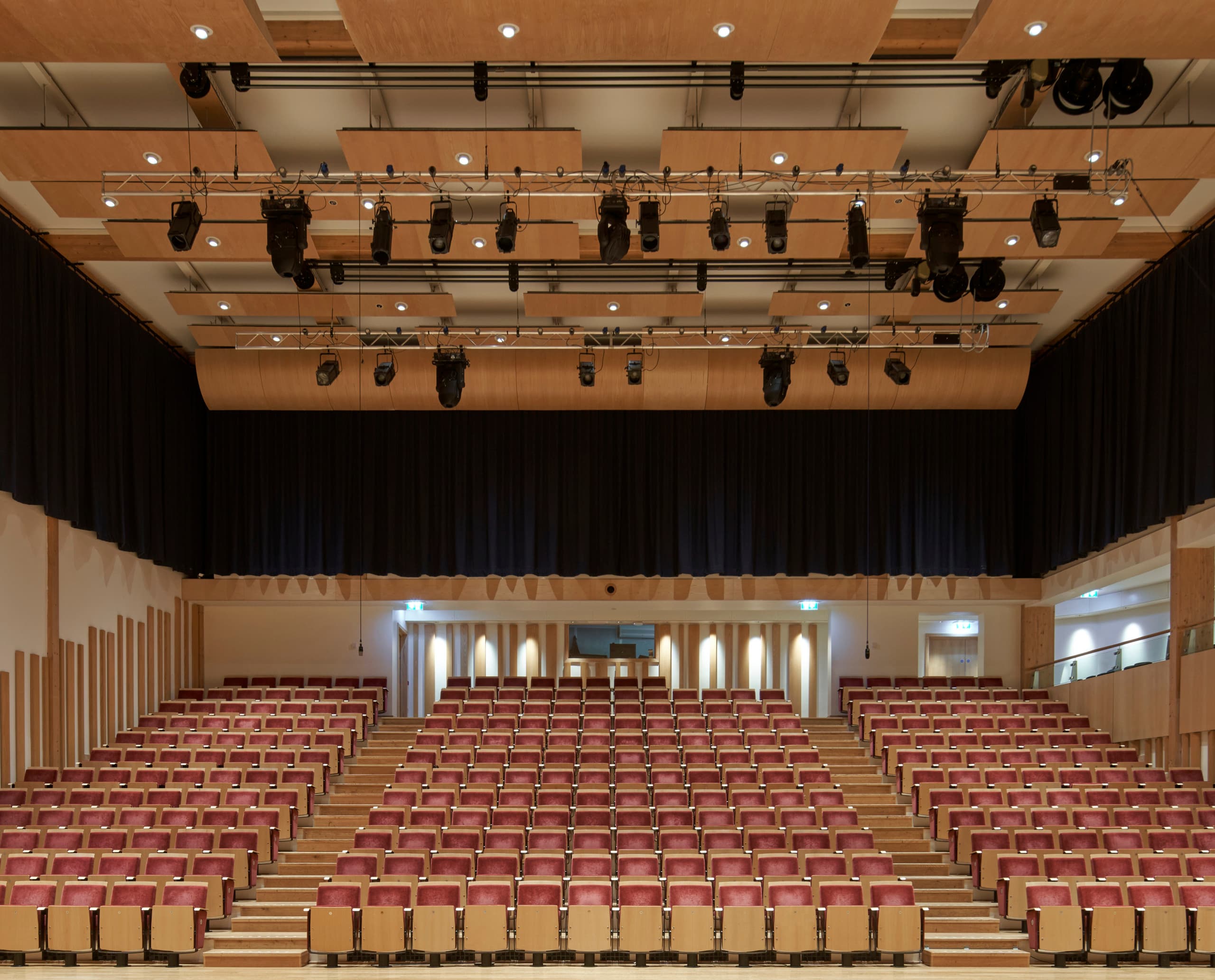 Millfield School Konzerthalle mit ERCO LED-Beleuchtung für Energieeffizienz und Sehkomfort.