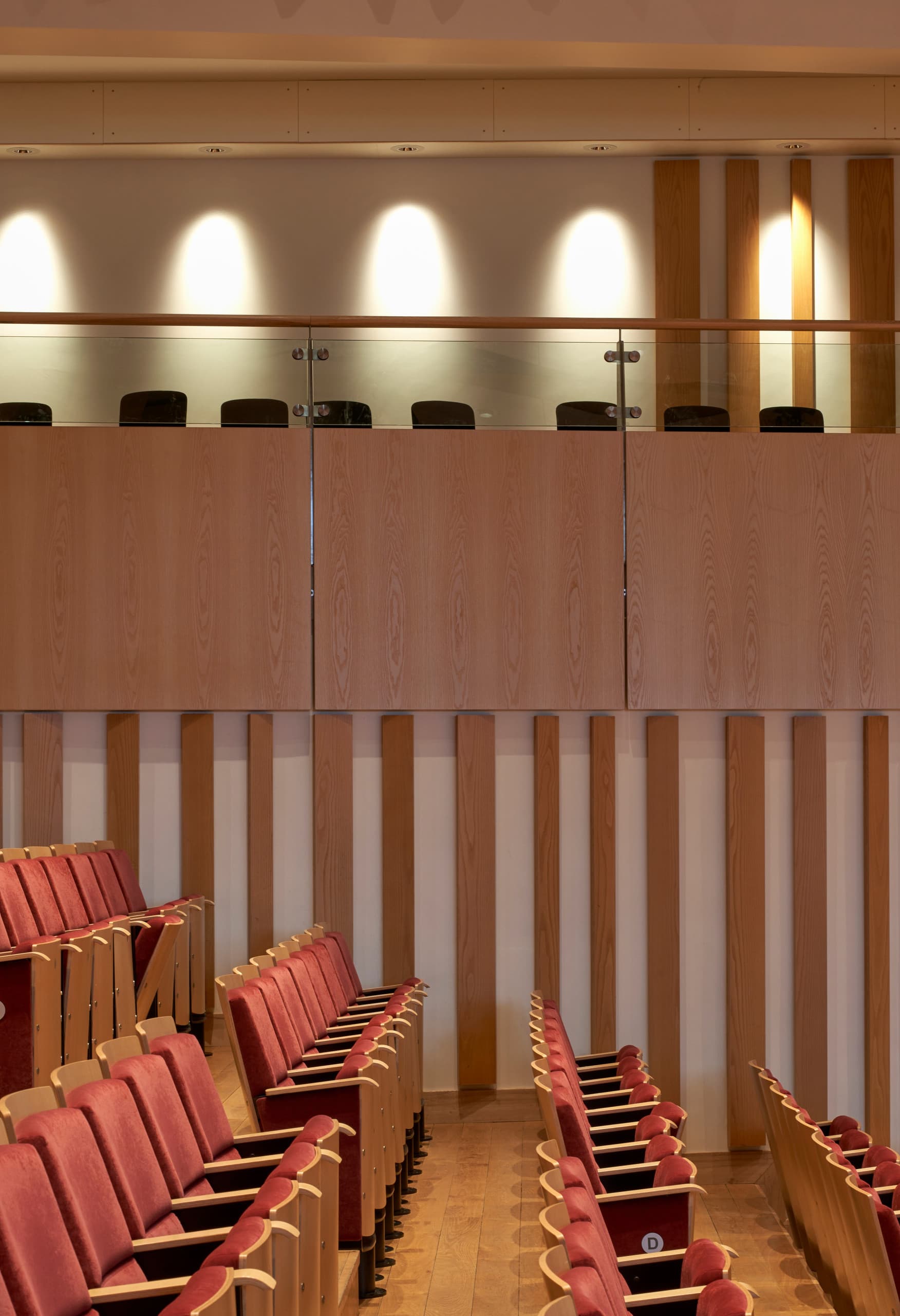 Millfield School Konzertsaal mit ERCO Atrium Pendelleuchten für energieeffiziente LED-Beleuchtung.