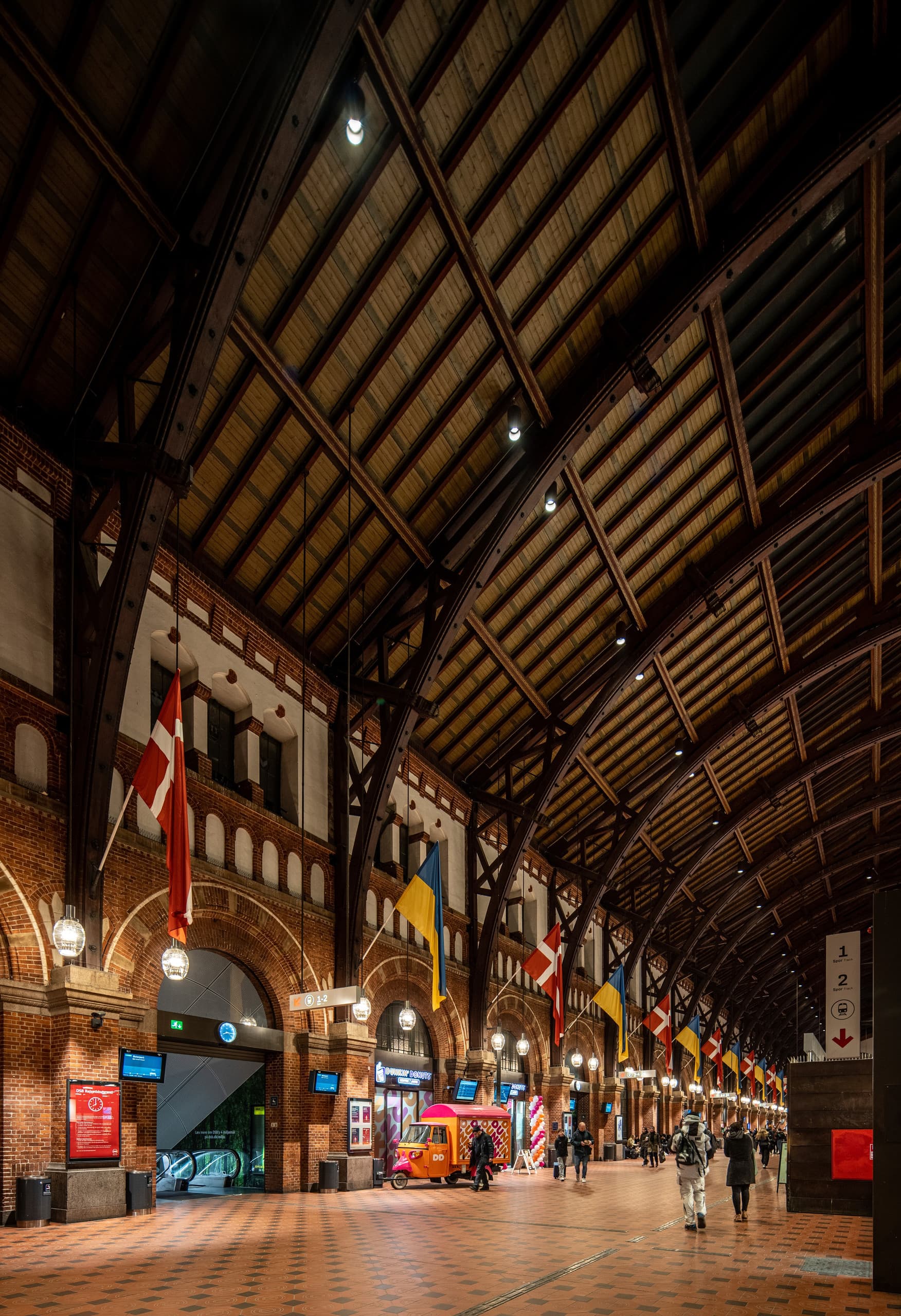 LED-Beleuchtung in der Kopenhagener Central Station, die historische Architektur hervorhebt.