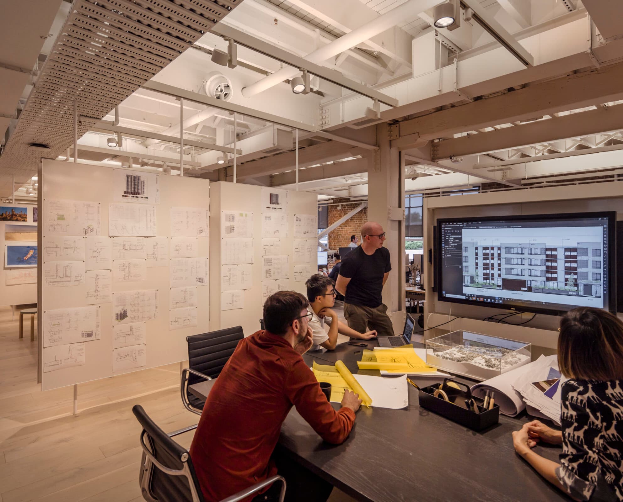 Cox Architecture Büro in Sydney mit ERCO Jilly Downlights und Optec Strahlern für flexible Bürobeleuchtung.
