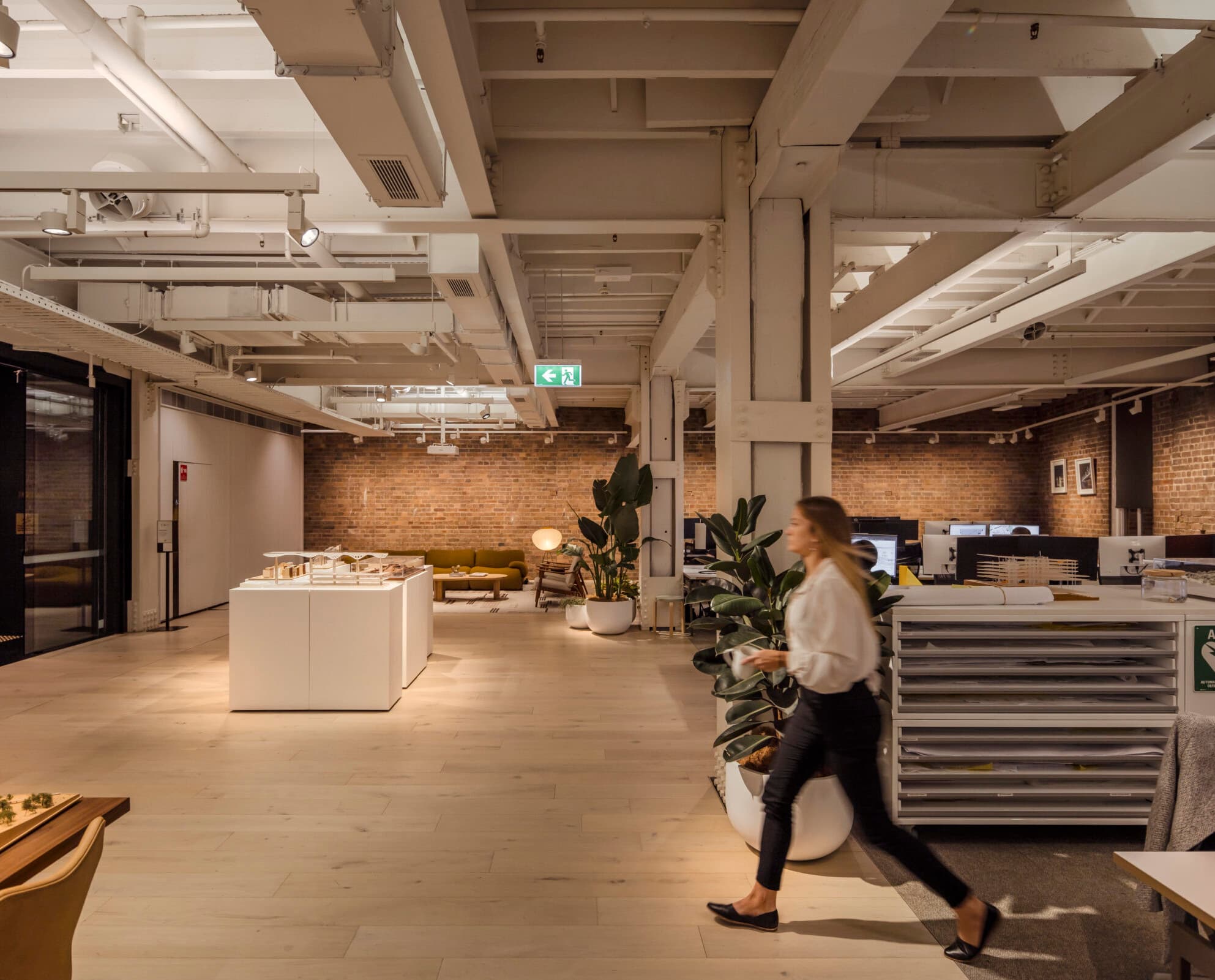 ERCO Jilly Downlights in Cox Architecture Büro, Sydney. Flexible Bürobeleuchtung mit hohem Sehkomfort durch Optec Strahler.