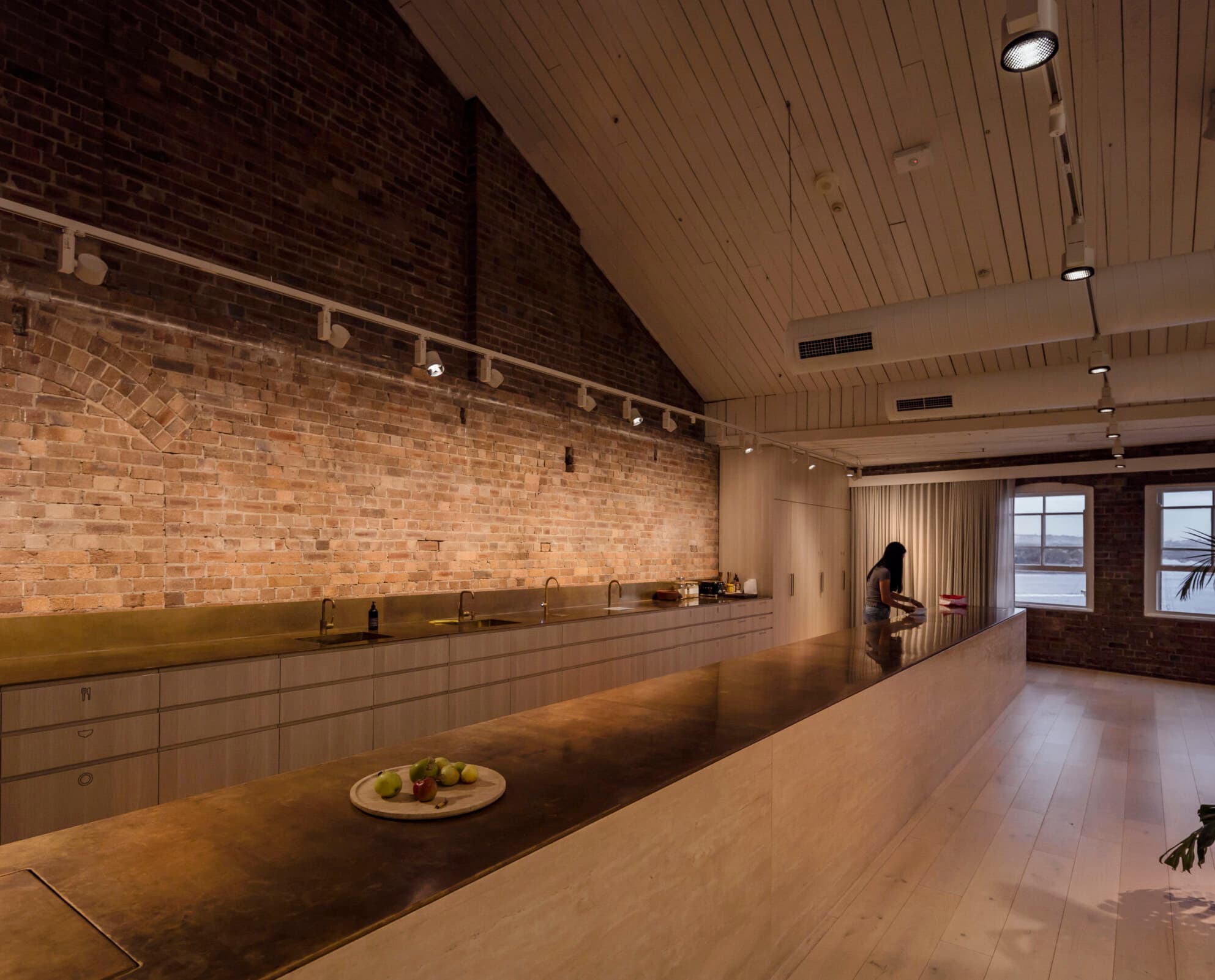 ERCO Jilly Downlights beleuchten Arbeitsbereiche im Cox Architecture Büro in Sydney.