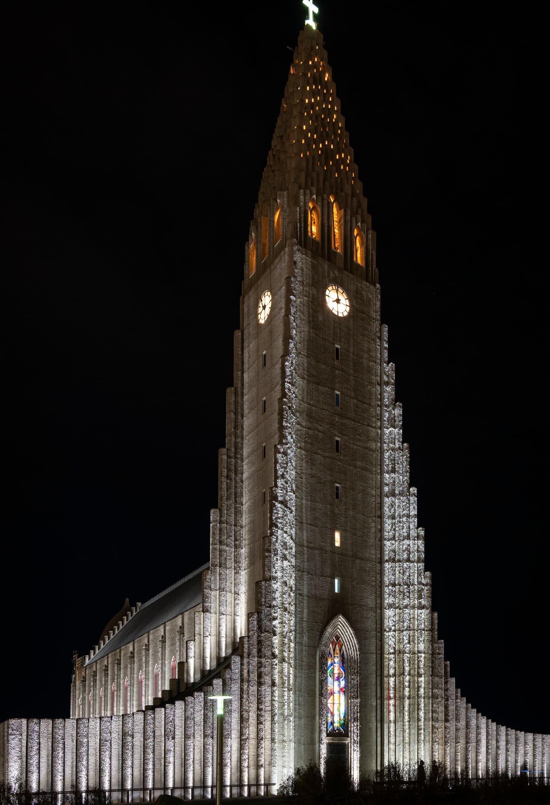 Hallgrímskirkja, Island, beleuchtet mit ERCO LED für Human Centric Lighting.