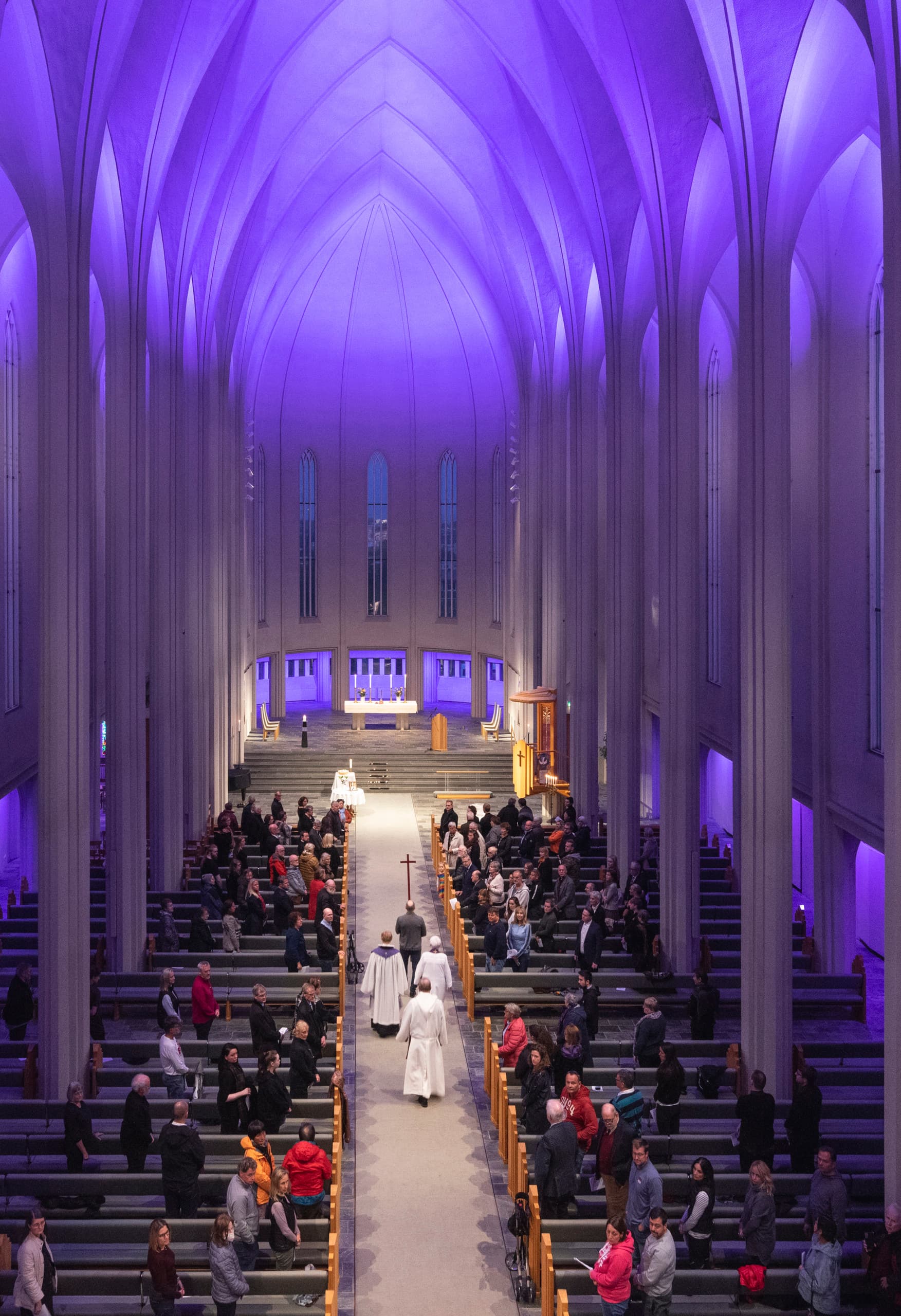Innenansicht der Hallgrímskirkja mit ERCO LED-Beleuchtung in farbigem Licht.