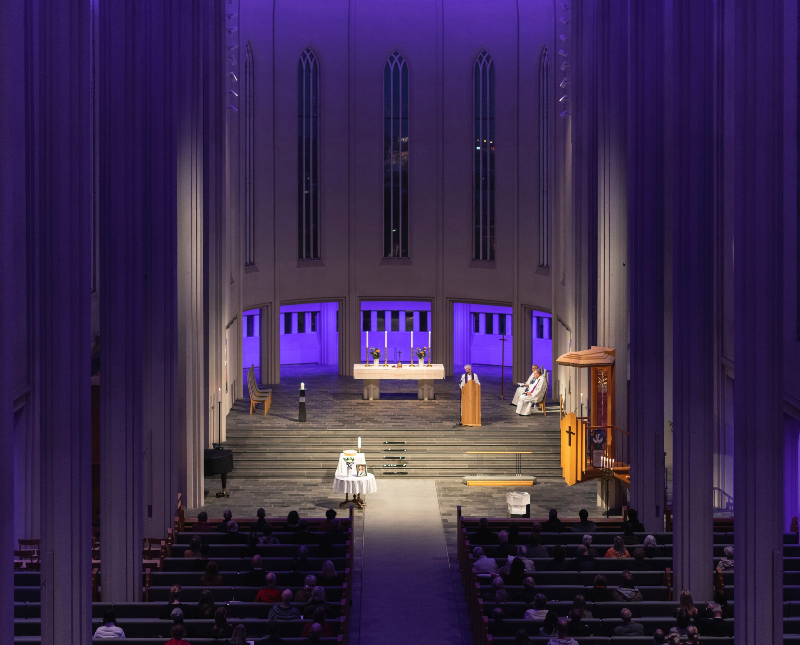 Hallgrímskirkja, Island, mit ERCO LED-Beleuchtung für dynamische Lichtszenen und Human Centric Lighting.