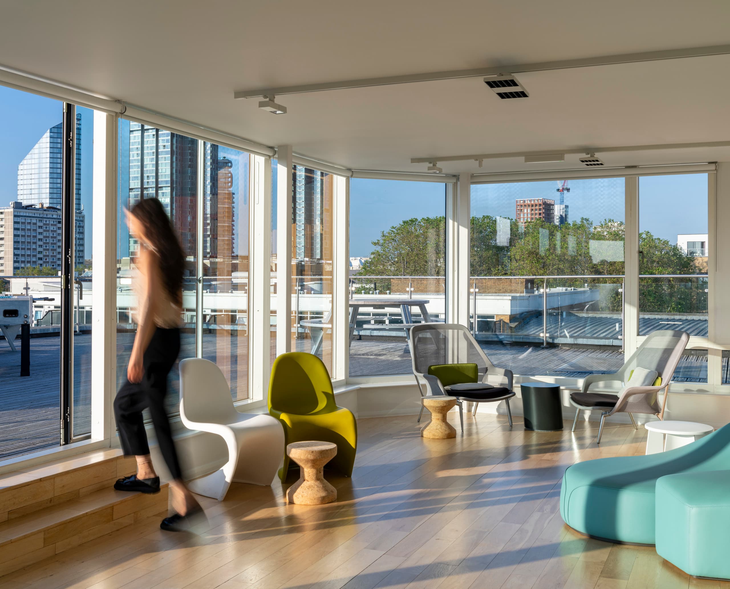 ERCO Beleuchtung im Zaha Hadid Büro, London: Flexible Arbeitsbereiche mit Jilly Downlights und Opton Strahlern.