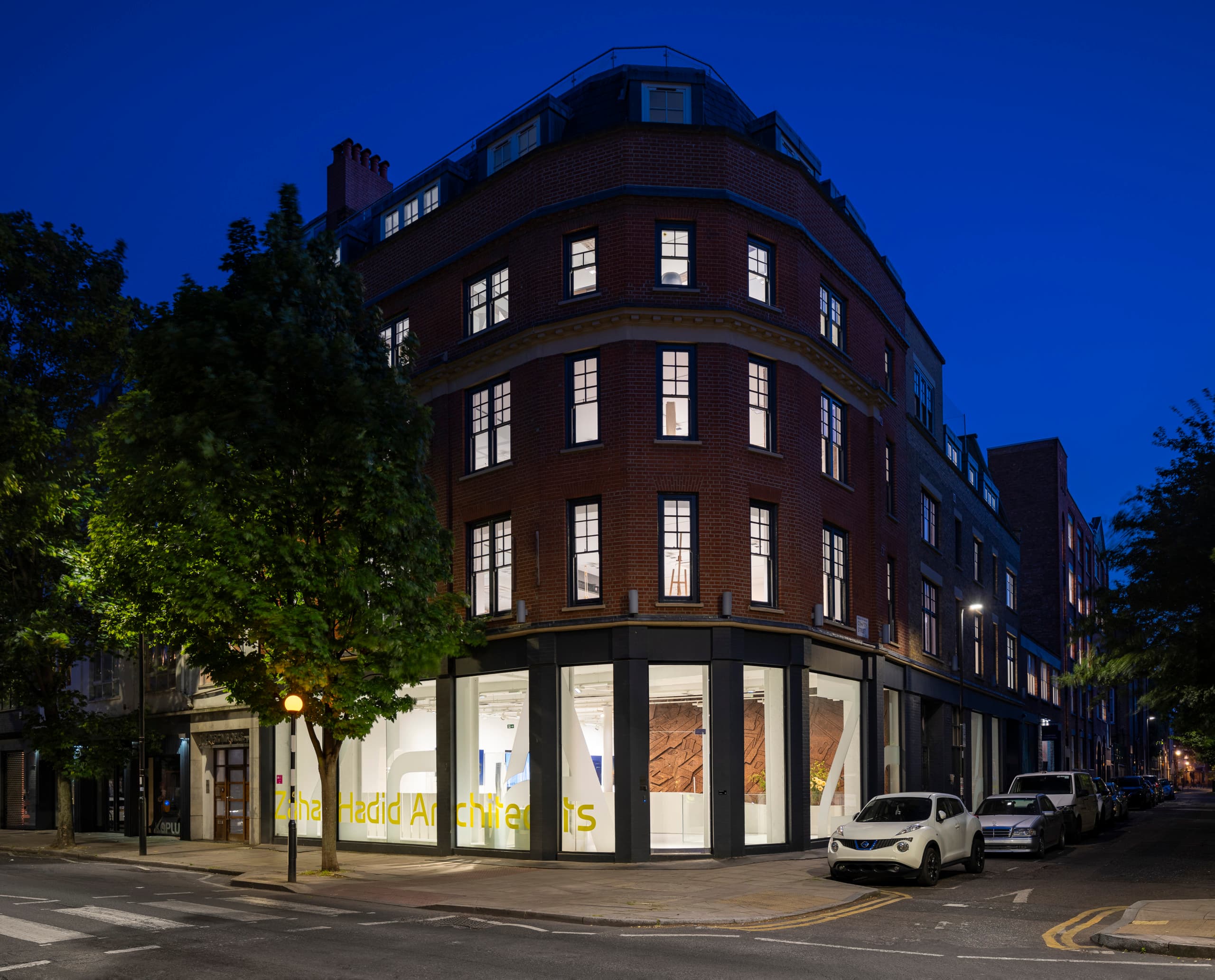 Zaha Hadid Architects Gebäude in London, beleuchtet mit ERCO LED-Licht für modernes Design.