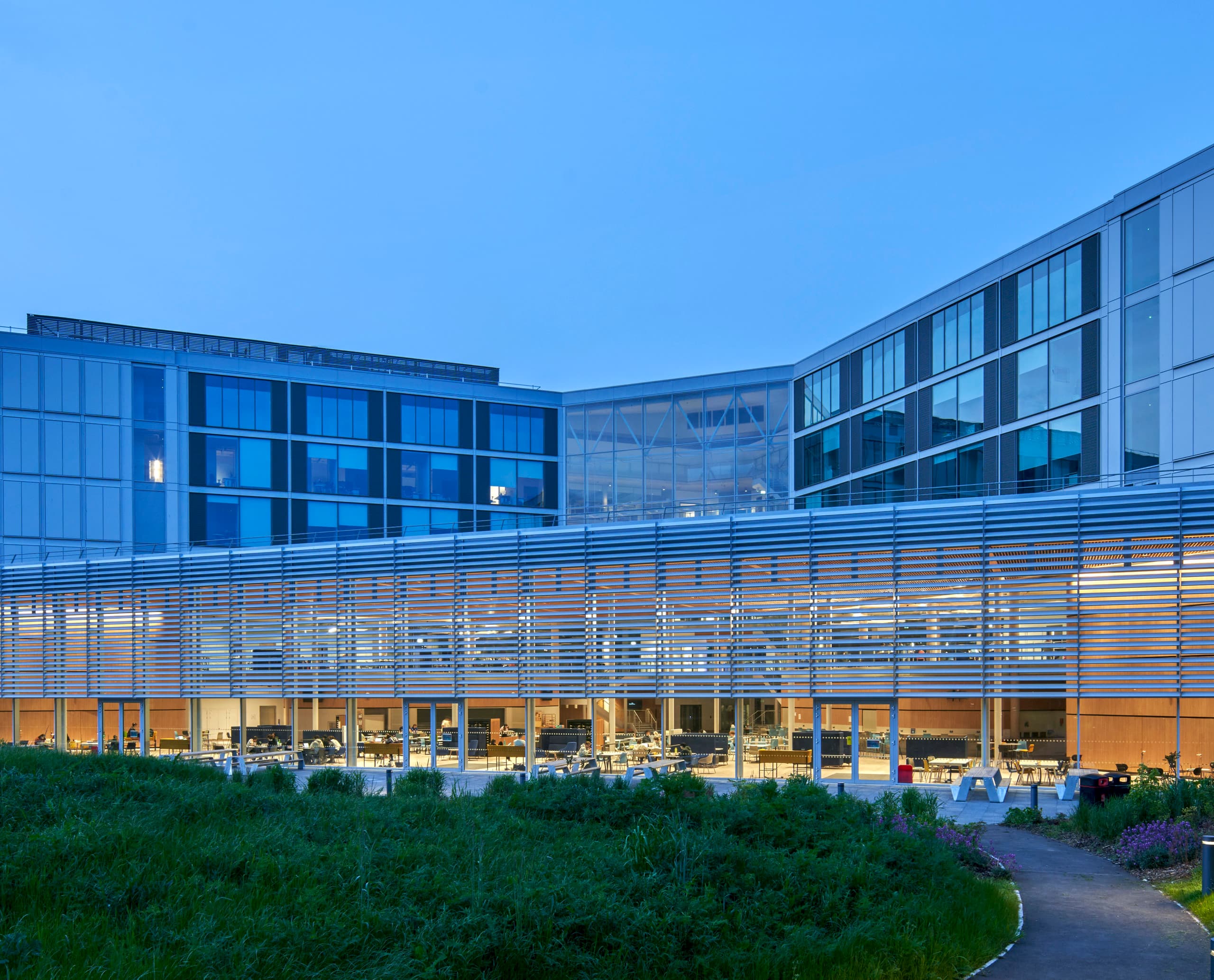 Außenansicht der School of Management der University of Bath mit ERCO Beleuchtung.