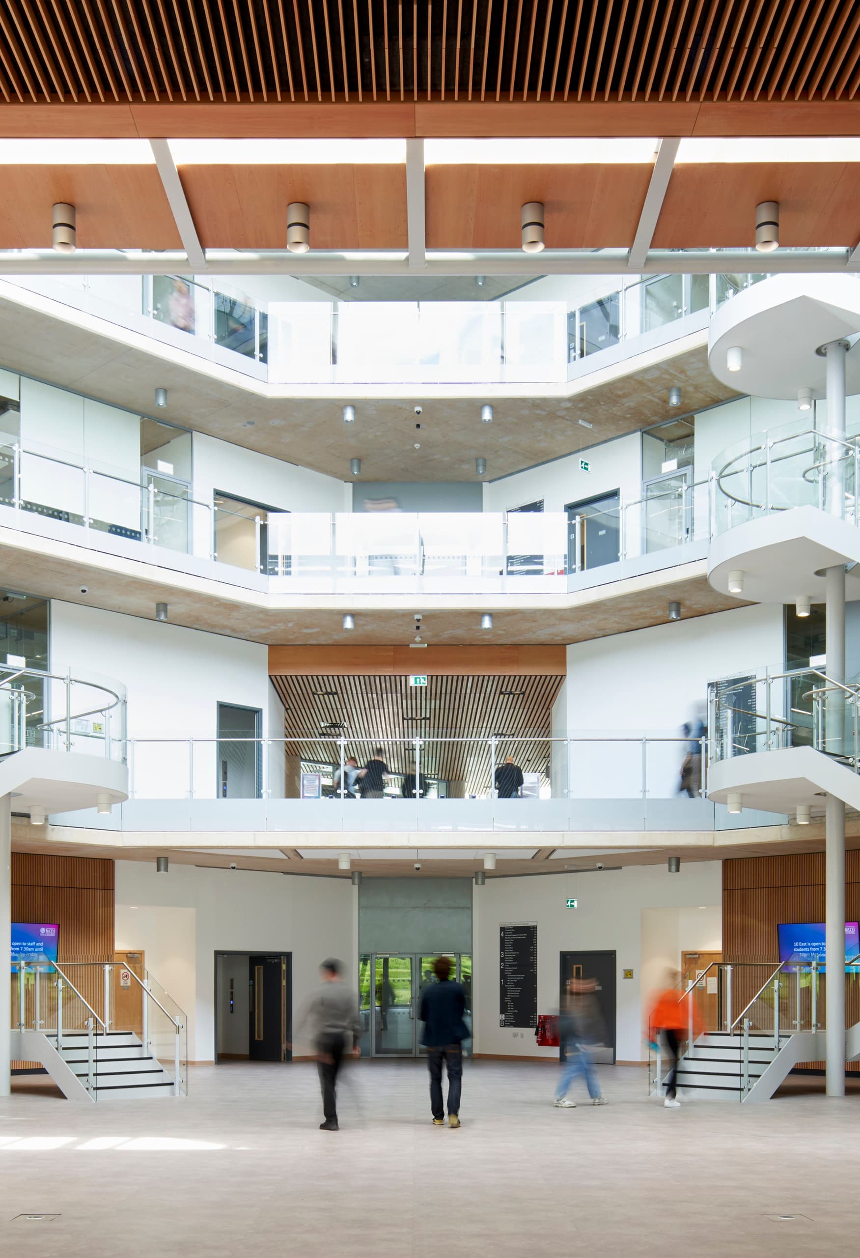 Innenansicht der University of Bath School of Management mit ERCO Downlights für nachhaltige Beleuchtung.