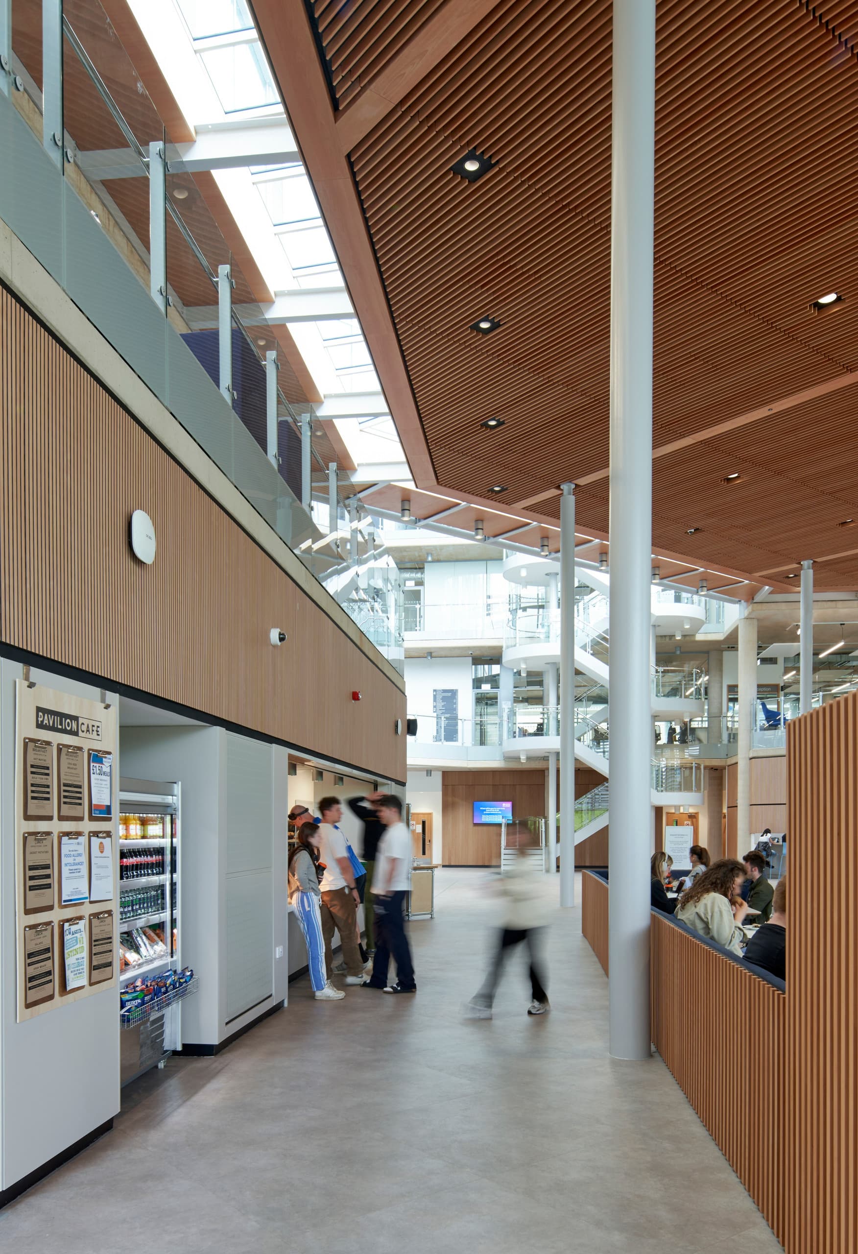 Innenansicht der University of Bath School of Management mit ERCO Downlights für nachhaltige Beleuchtung.