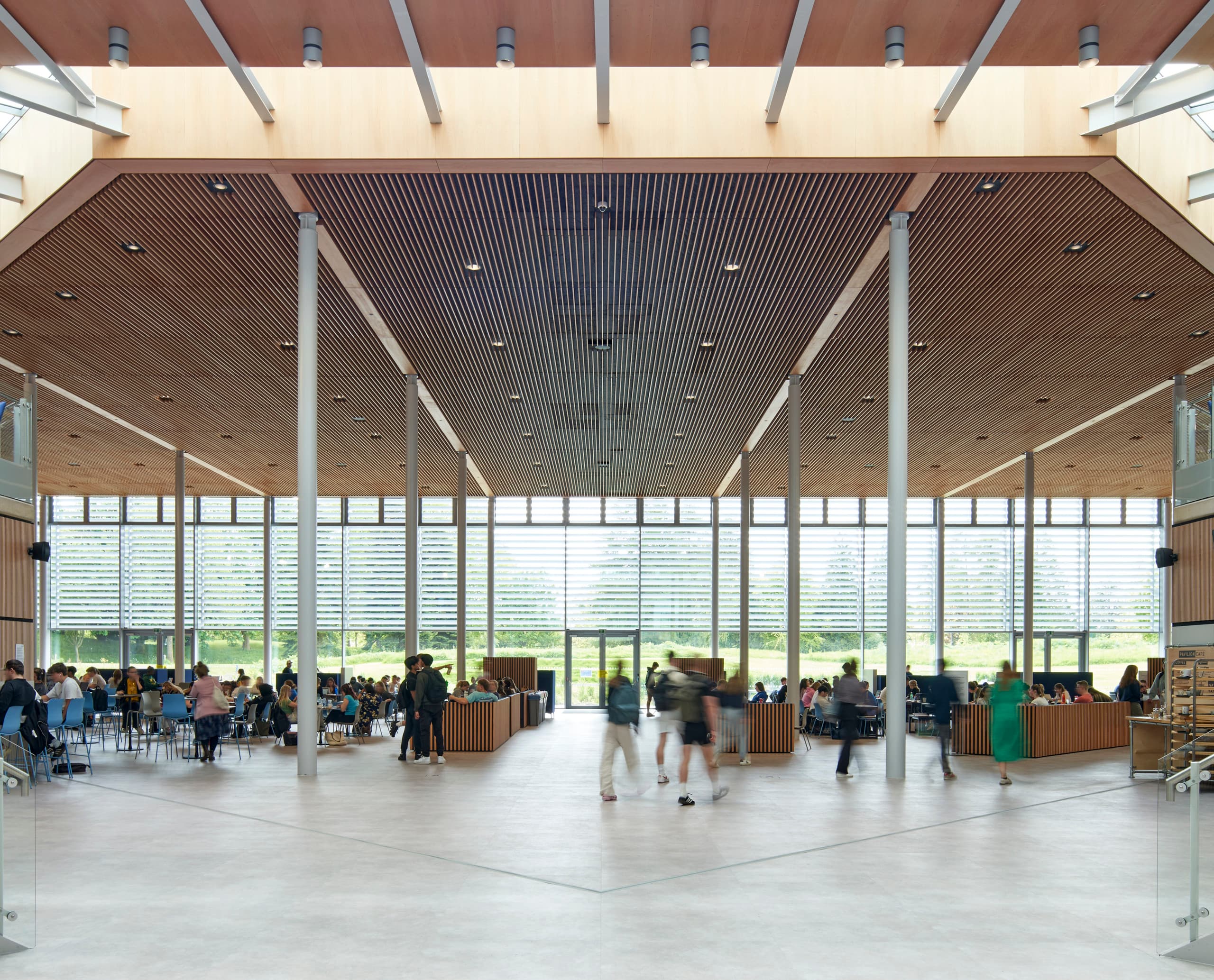 Innenansicht der University of Bath School of Management mit ERCO Downlights für nachhaltige Beleuchtung.