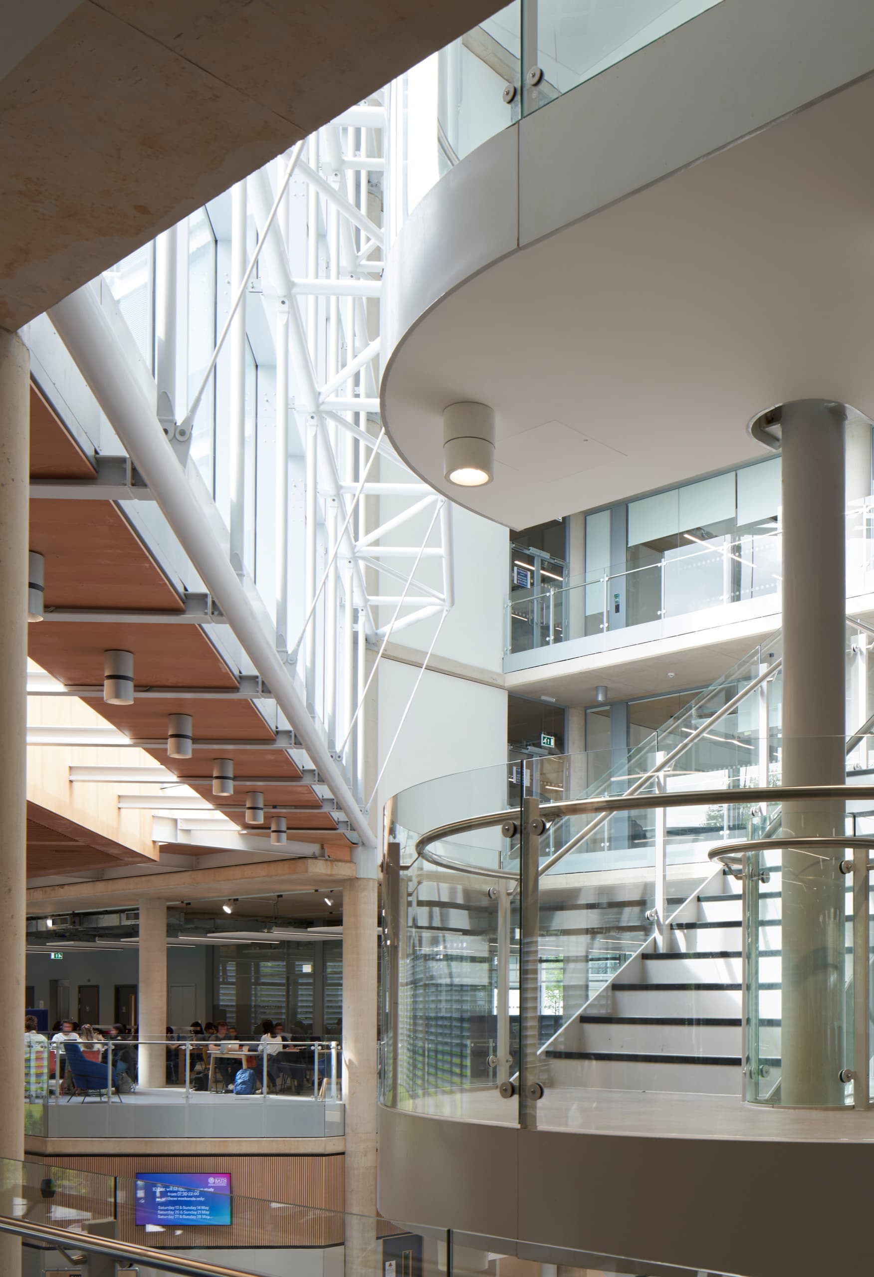ERCO Atrium Anbauleuchte im modernen Treppenhaus der University of Bath für nachhaltige Beleuchtung.