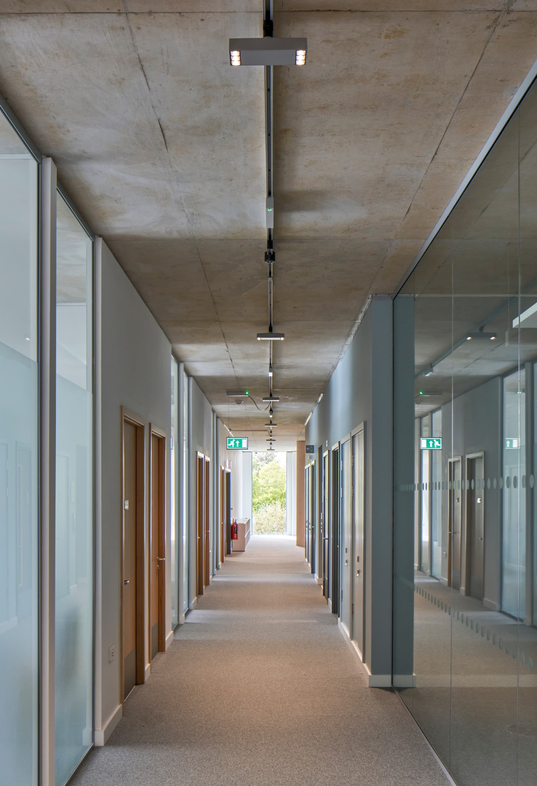 Flur im Schulgebäude der University of Bath mit ERCO Atrium Anbauleuchten für nachhaltige Beleuchtung.