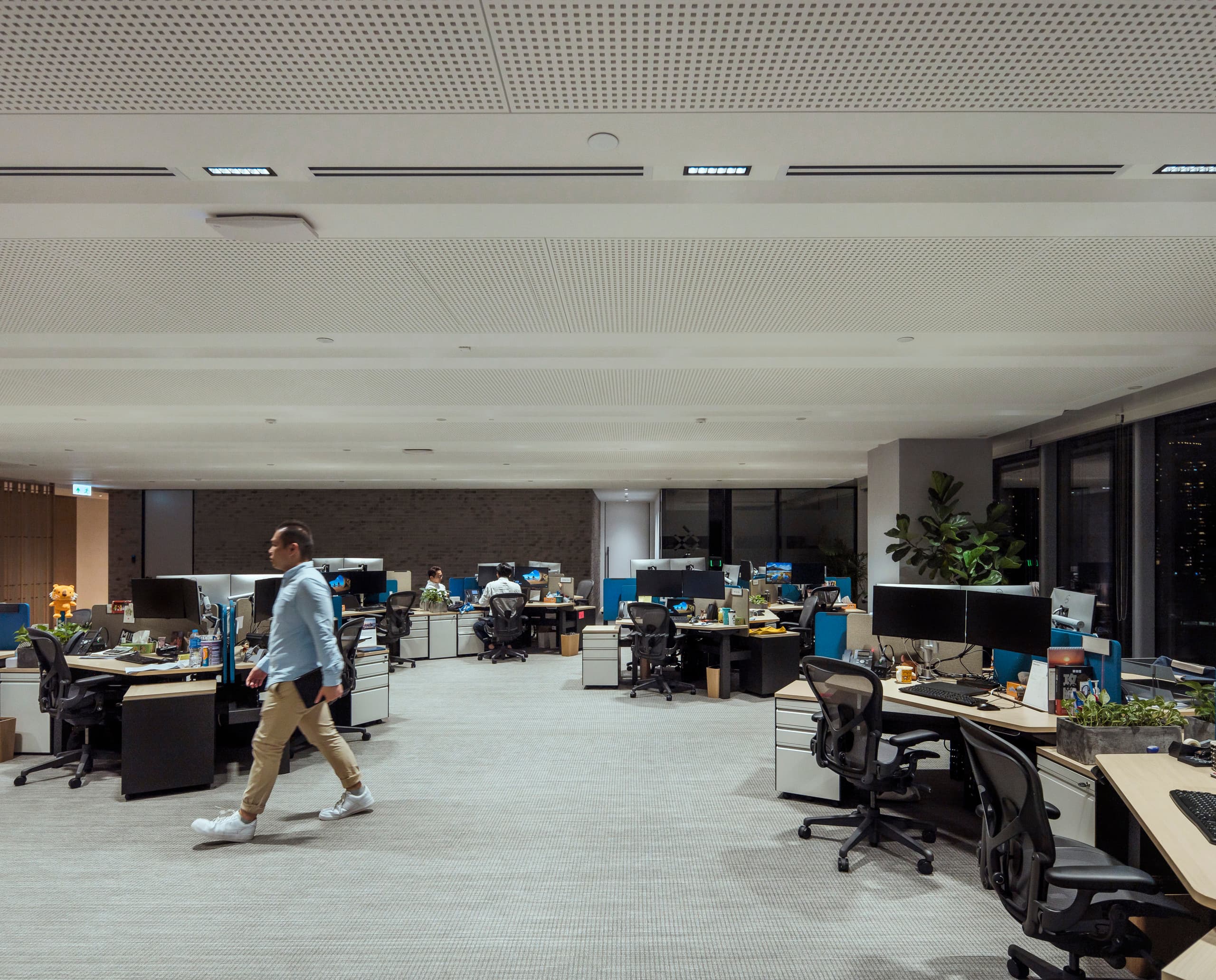 PAG Büro Hong Kong mit ERCO Beleuchtung: Compar Pendelleuchten für visuellen Komfort am Arbeitsplatz.
