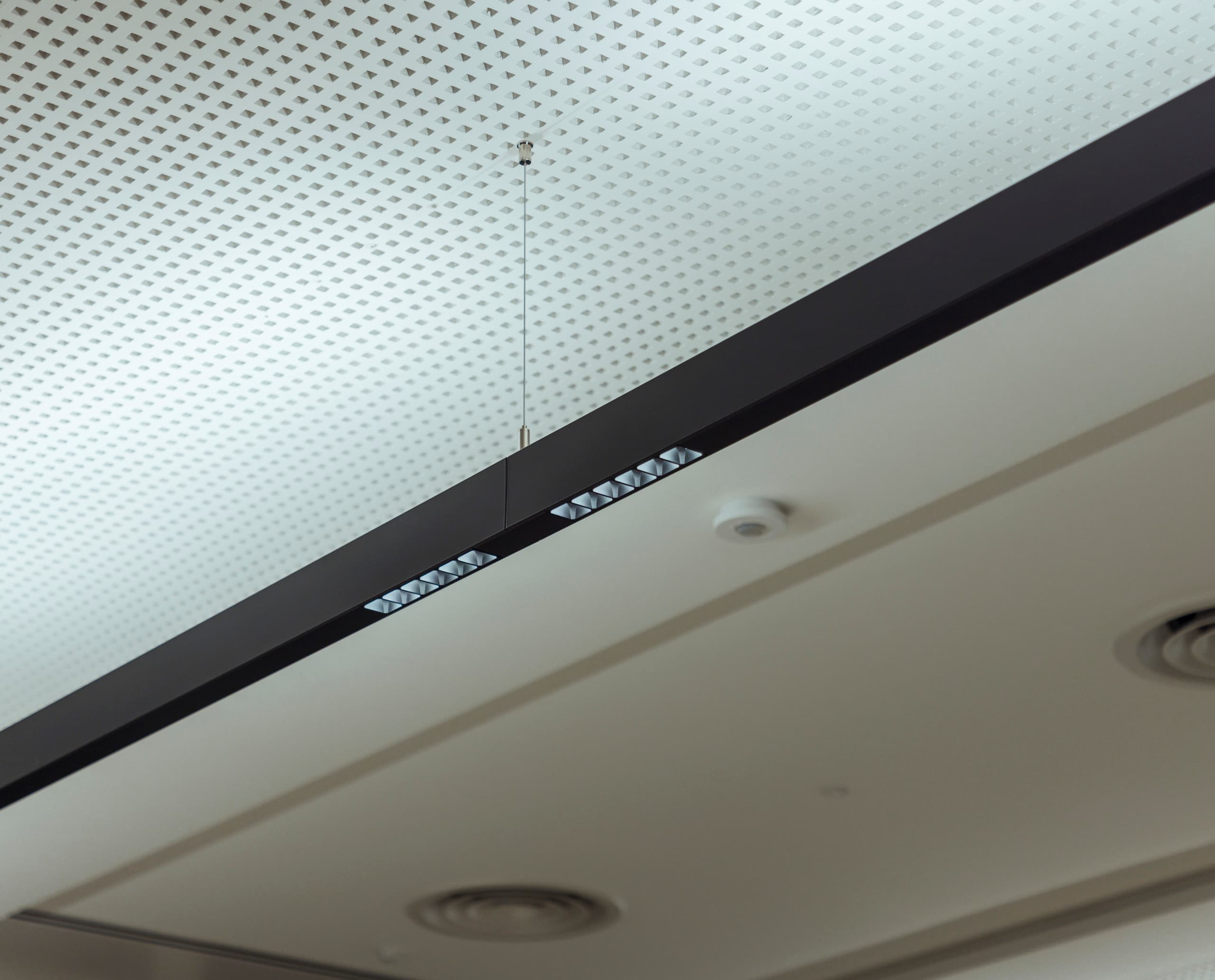 ERCO Compar Pendelleuchte im PAG Büro, Hong Kong. Büro-Beleuchtung für visuelle Komfort.