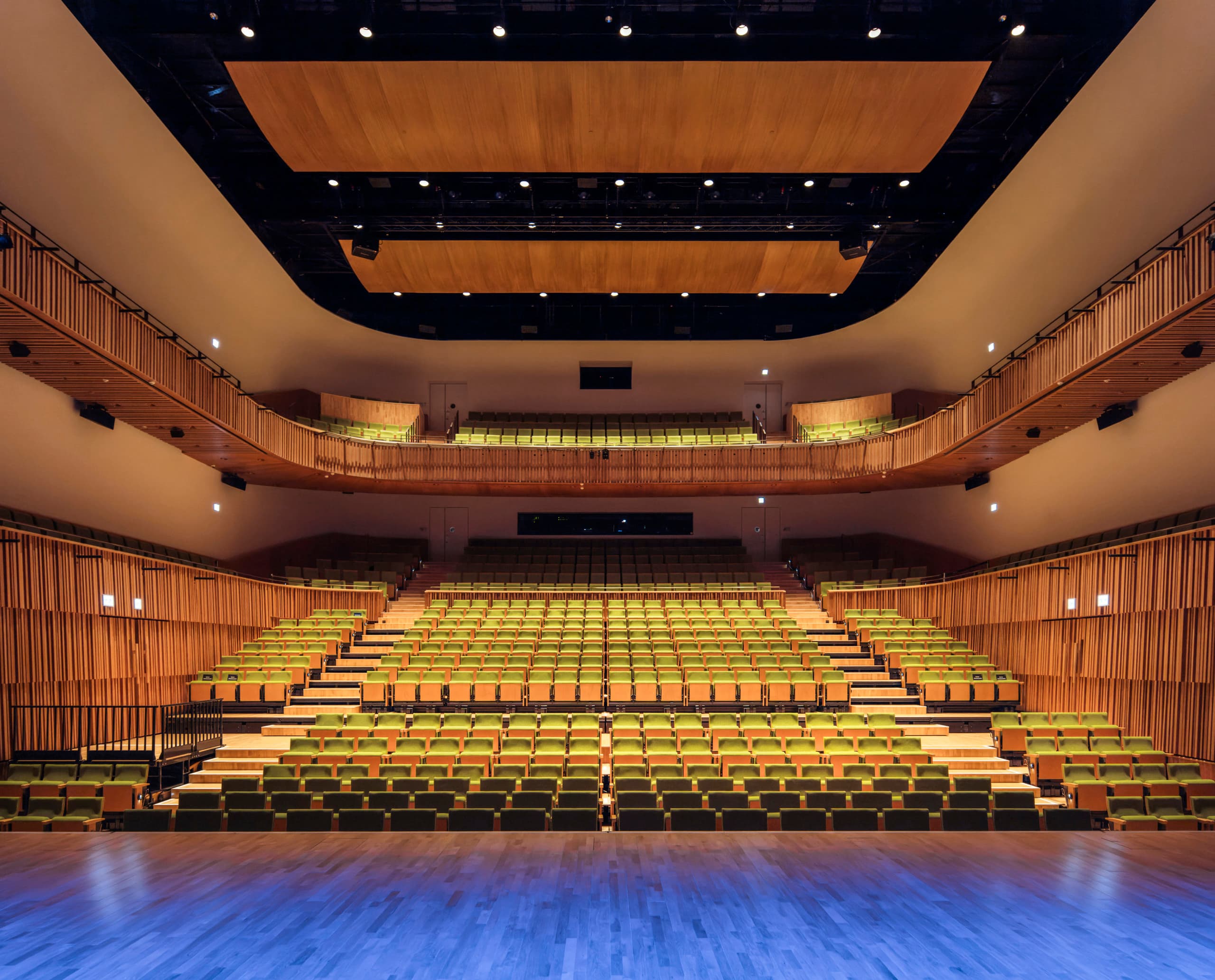 Der Shaw Auditorium der University of Science and Technology in Hongkong mit ERCO LED-Beleuchtung.