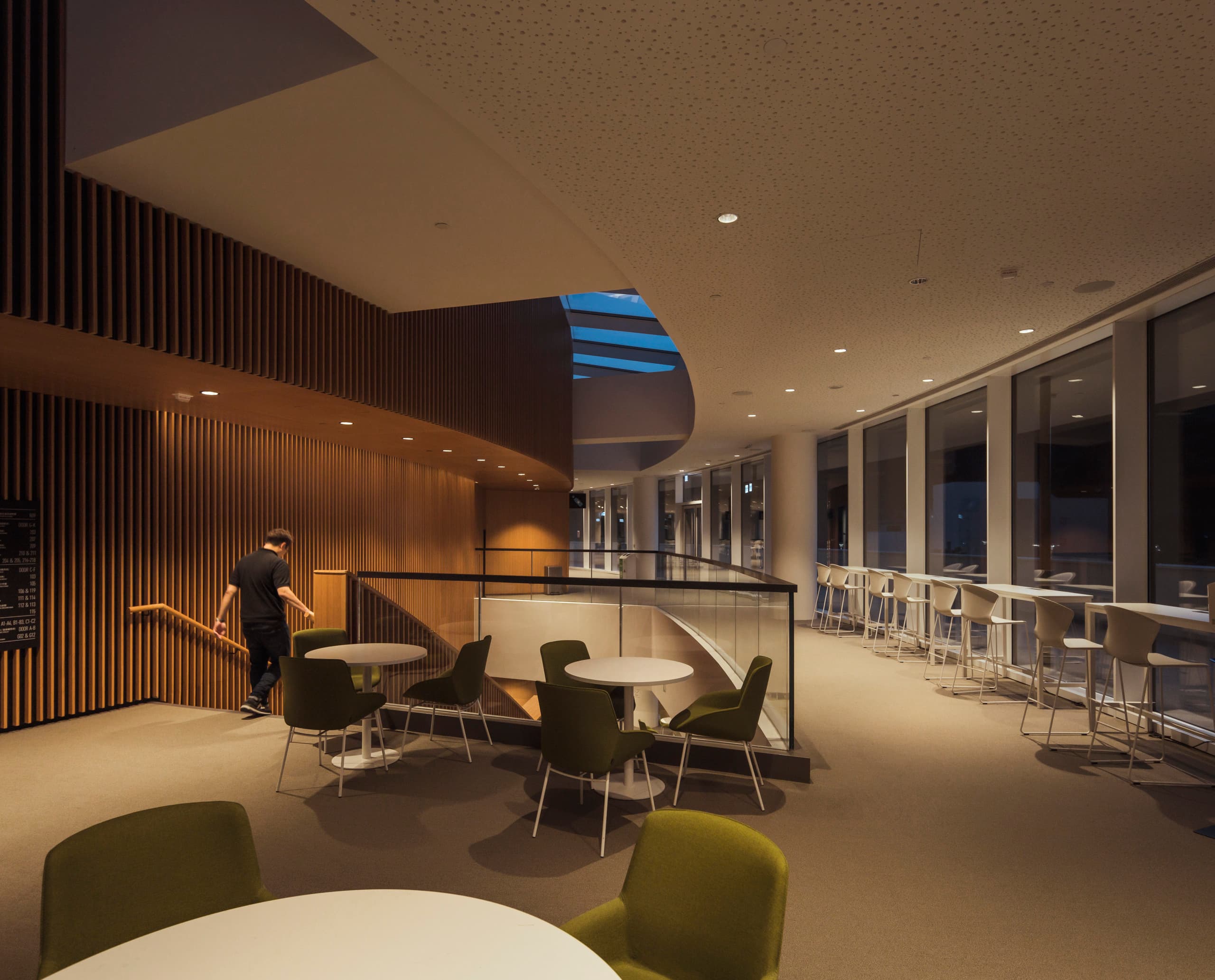 Innenraum des Shaw Auditorium der Universität Hongkong mit ERCO LED-Beleuchtung.