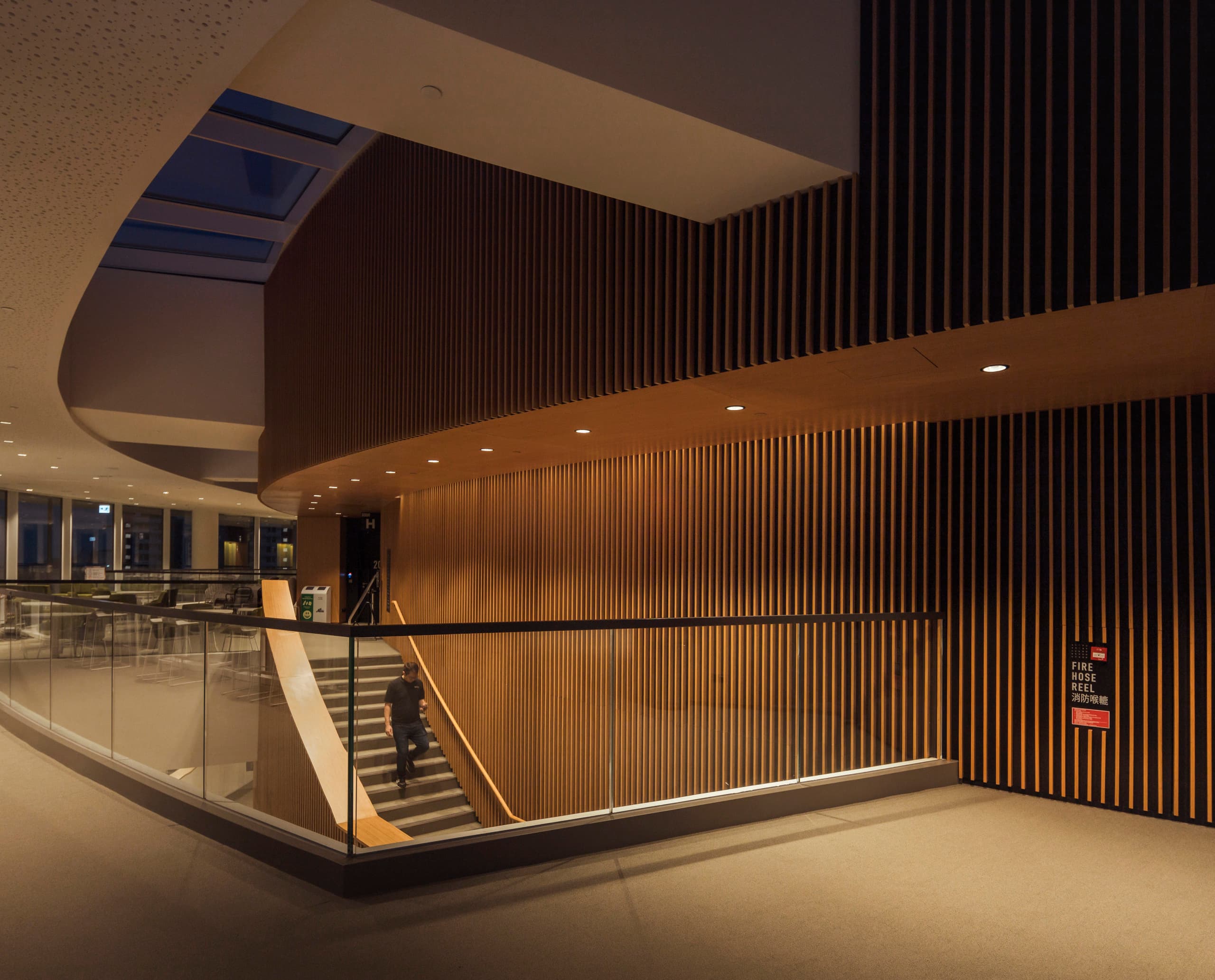 Innenansicht des Shaw Auditorium der Universität Hongkong mit ERCO LED-Beleuchtung für hohen Sehkomfort.