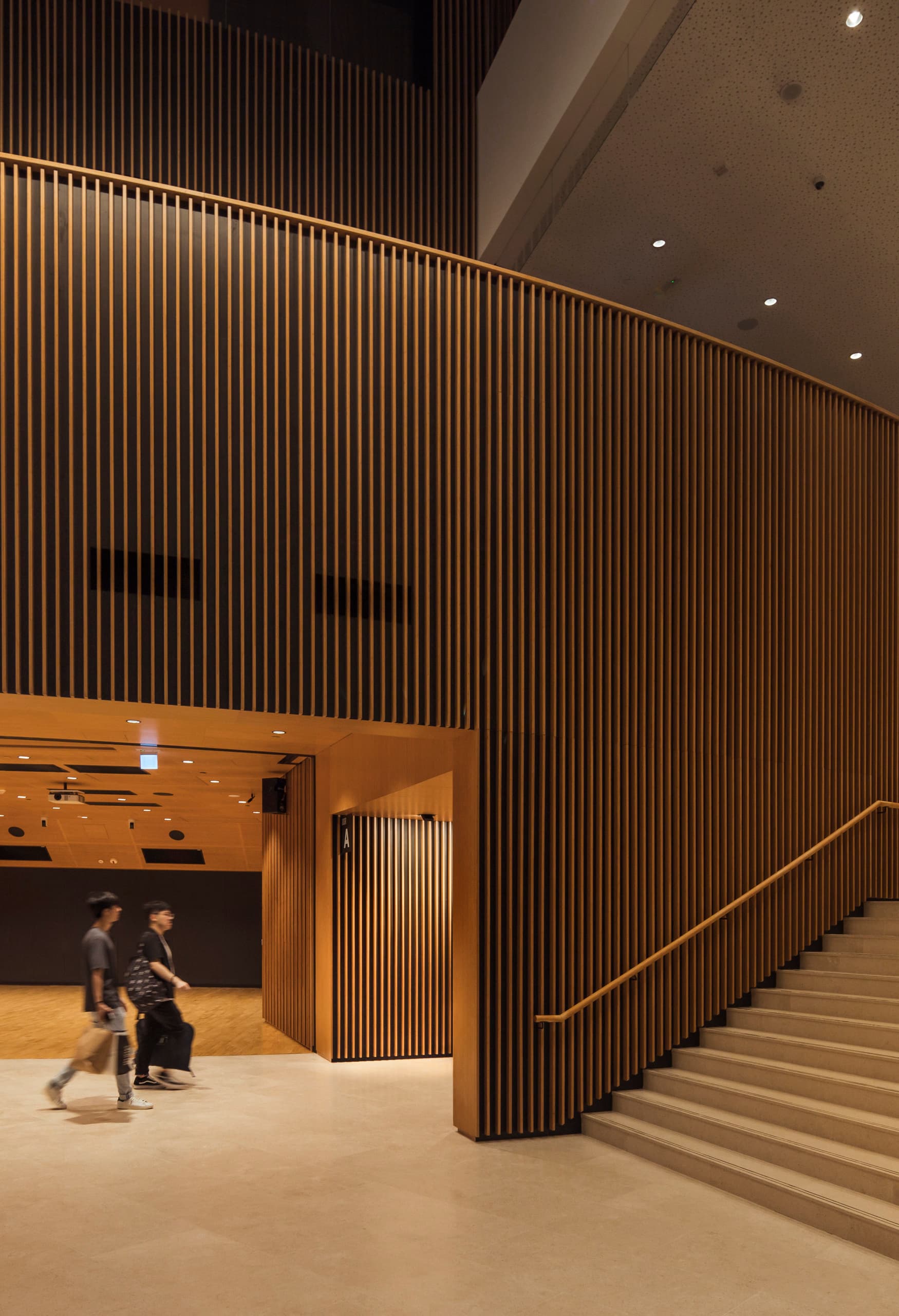 Universität Hongkong: Auditorium mit ERCO LED-Beleuchtung für hohe Sehqualität.