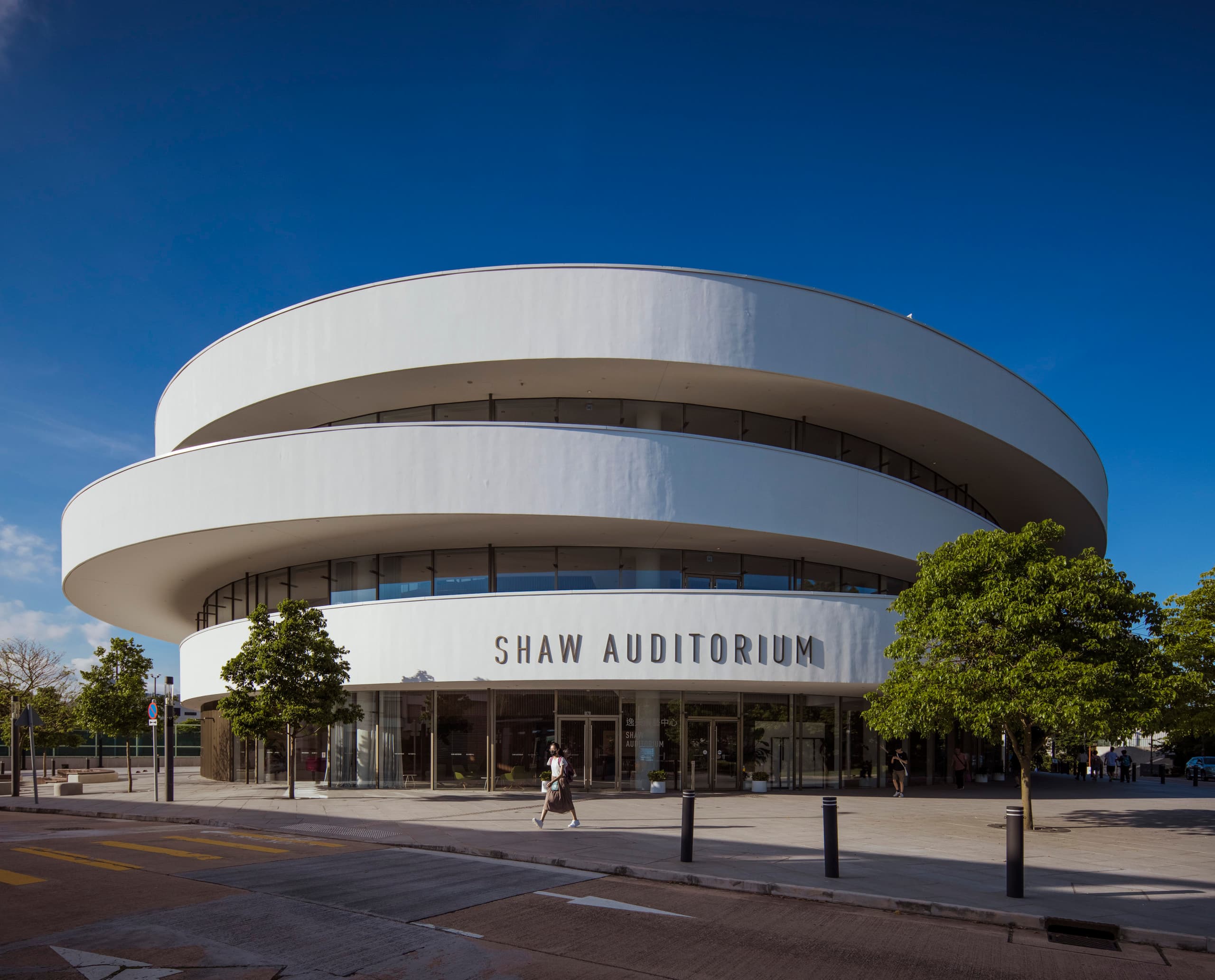 Shaw Auditorium der Universität Hongkong mit ERCO Licht.