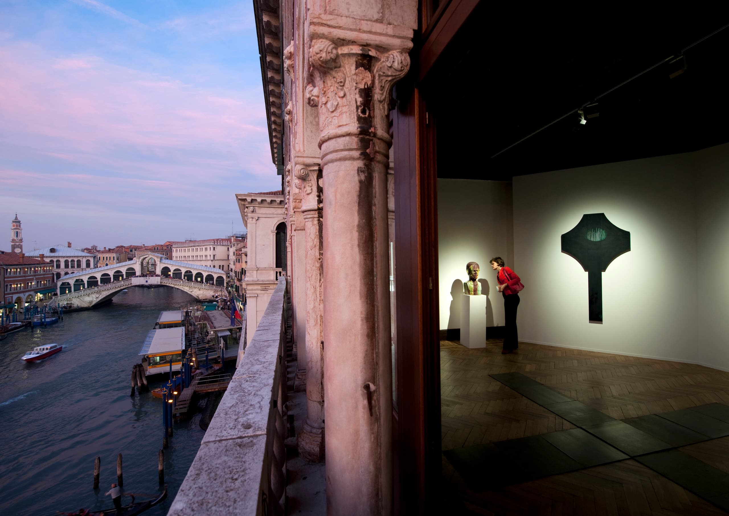 Blick aus Museum in Venedig auf Rialtobrücke, Kunstausstellung mit Lichtakzentuierung.