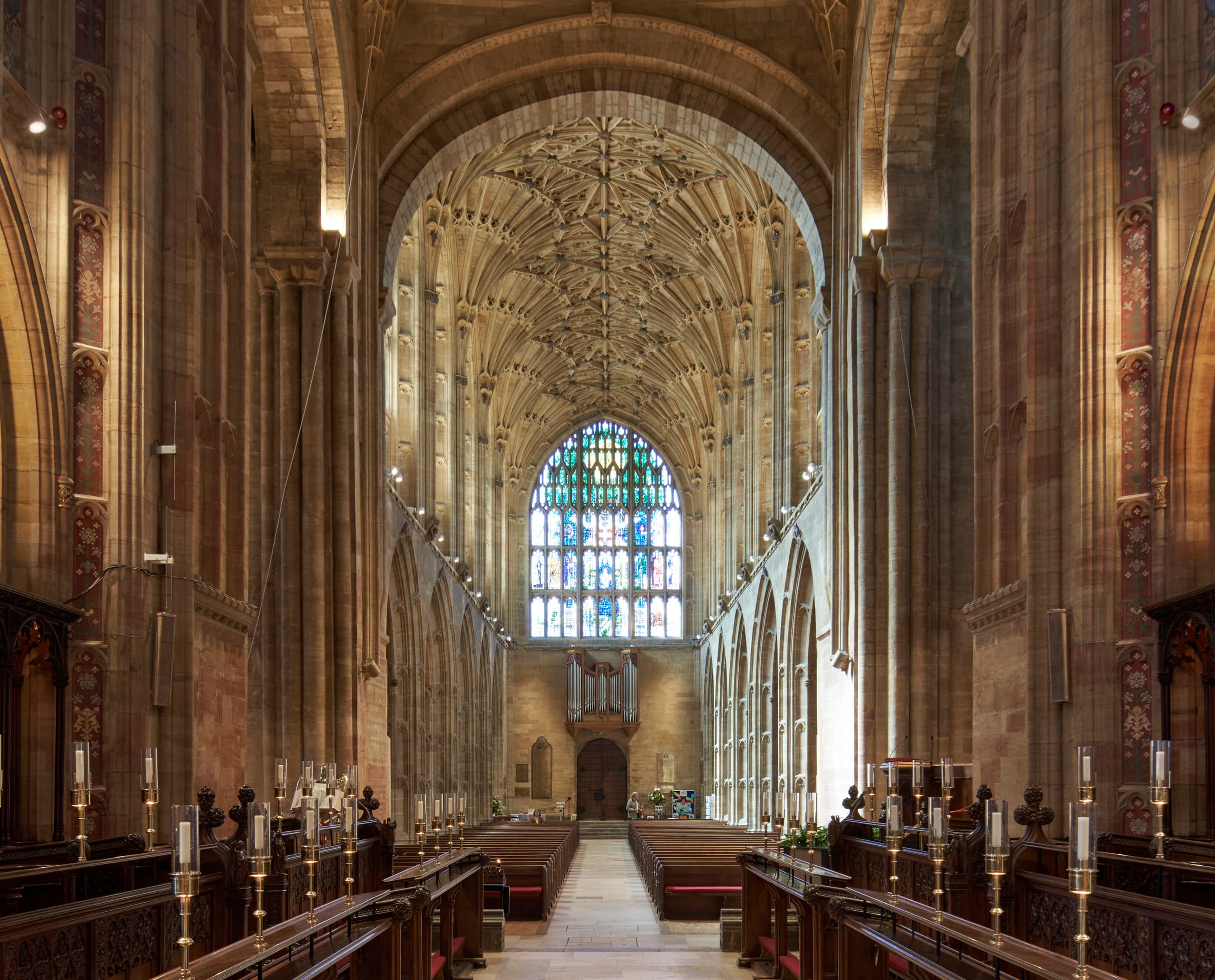 Innenraum der Sherborne Abbey mit ERCO LED-Beleuchtung, die Architektur und das Gewölbe hervorhebt.
