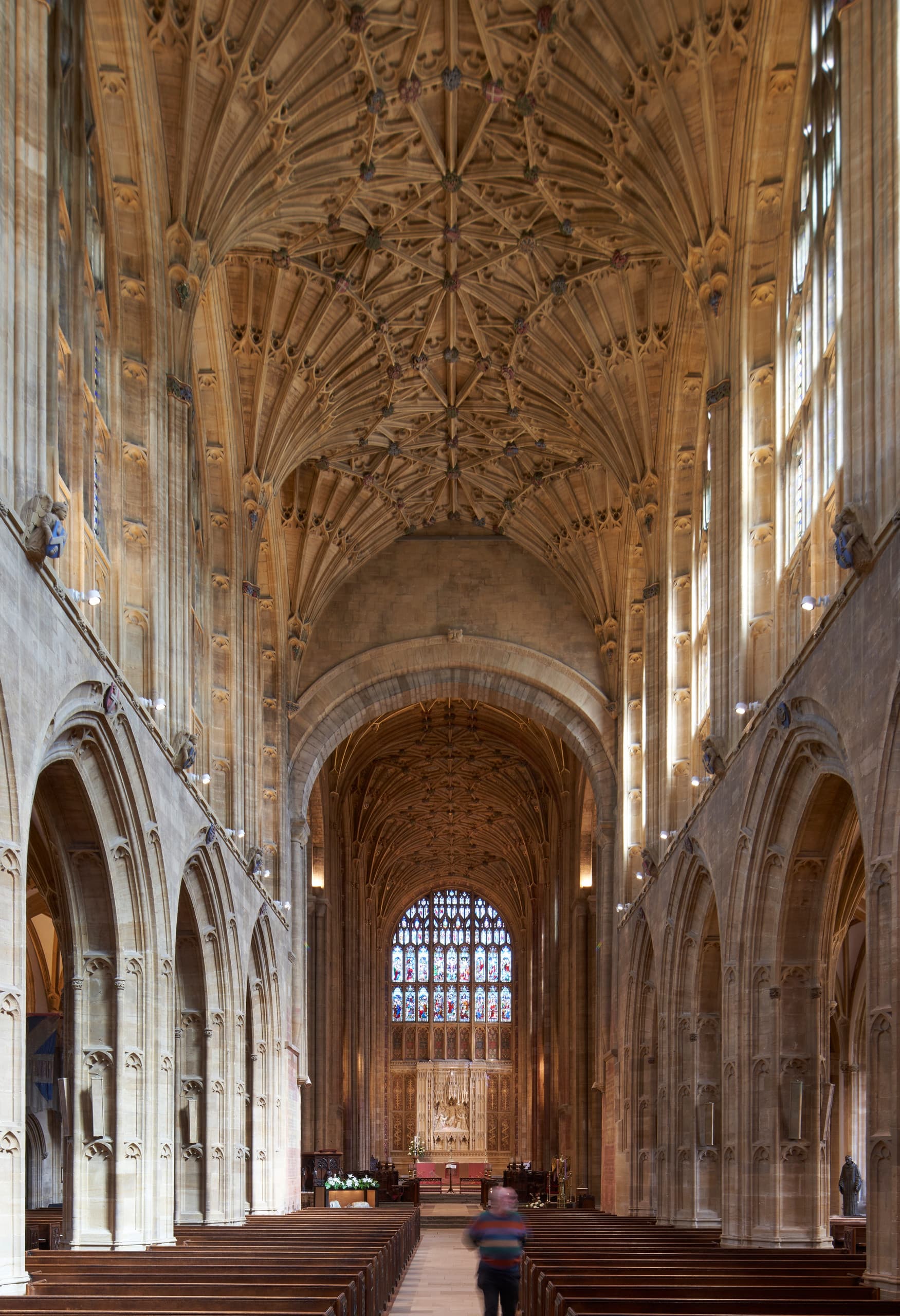 Innenraum der Sherborne Abbey mit ERCO LED-Beleuchtung, die das historische Gewölbe hervorhebt.