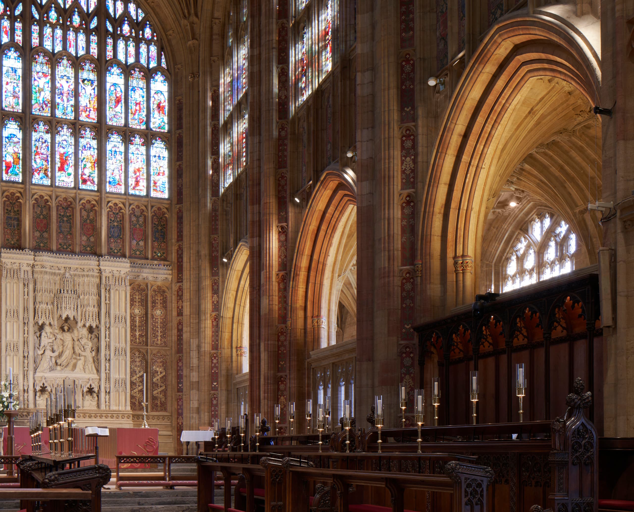 Innenansicht der Sherborne Abbey mit ERCO LED-Beleuchtung, die Architektur hervorhebt.