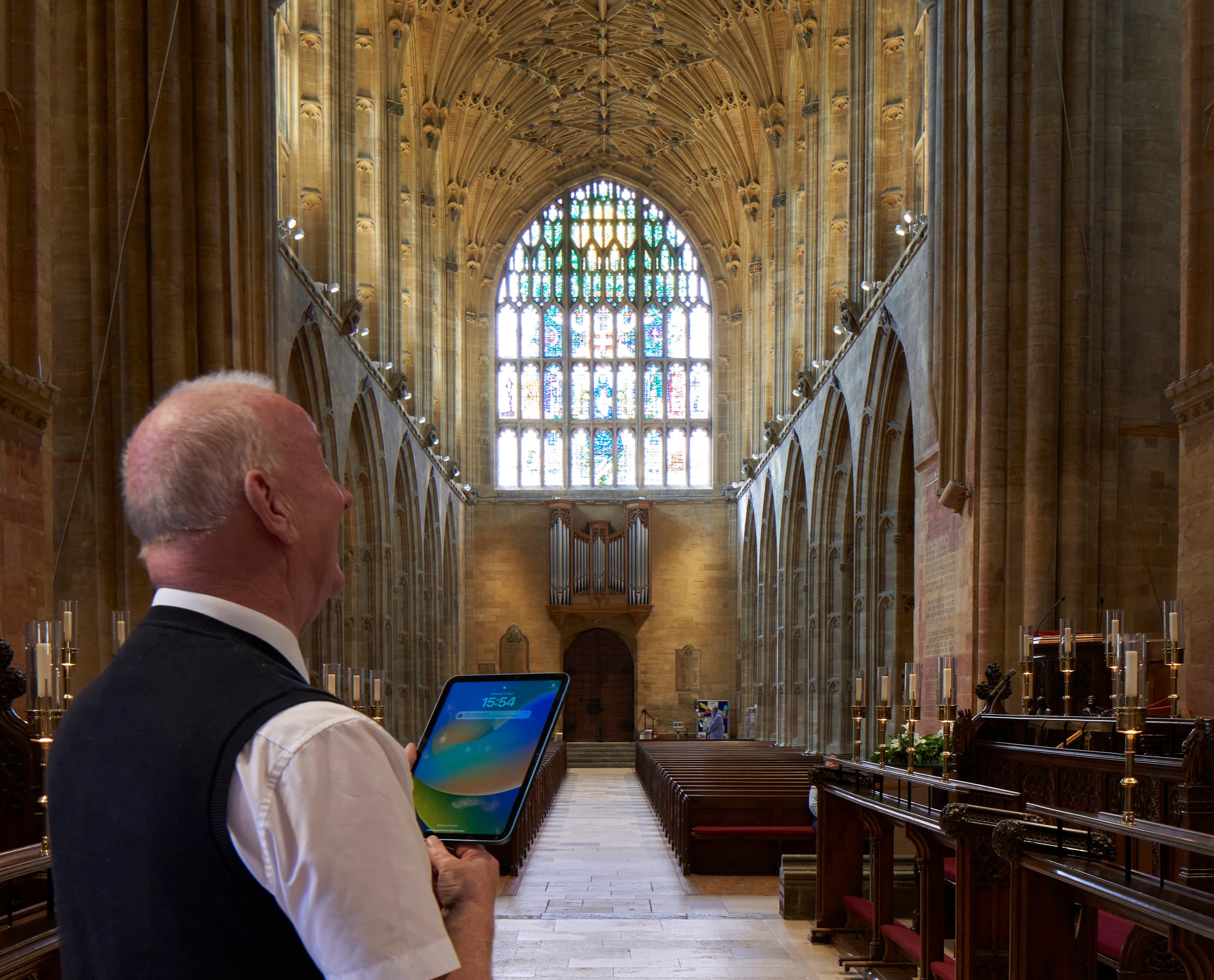 ERCO LED-Beleuchtung in Sherborne Abbey: Flexible Lichtsteuerung für Veranstaltungen und Gottesdienste.