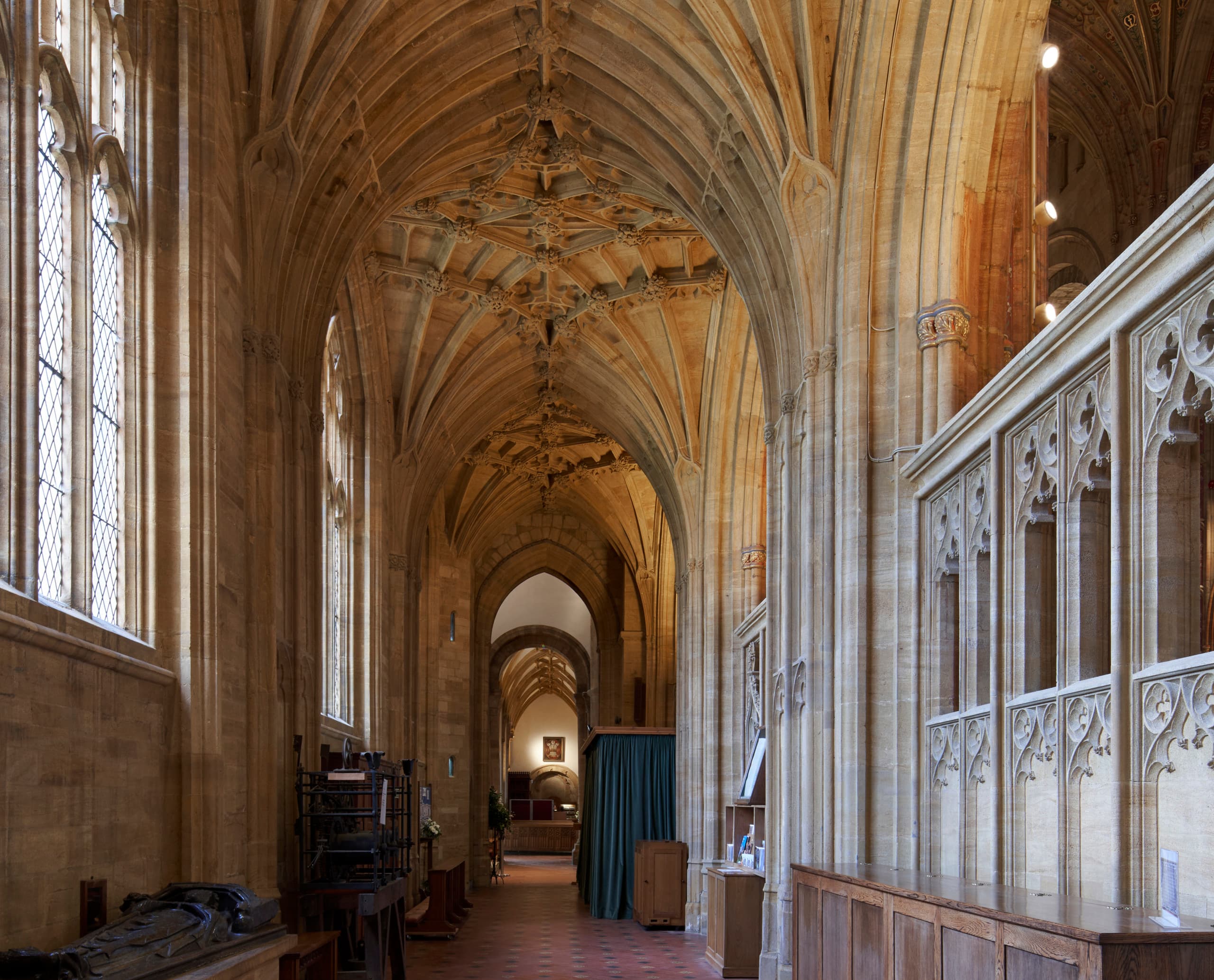 Innenraum der Sherborne Abbey mit ERCO LED-Beleuchtung, die die Architektur hervorhebt.