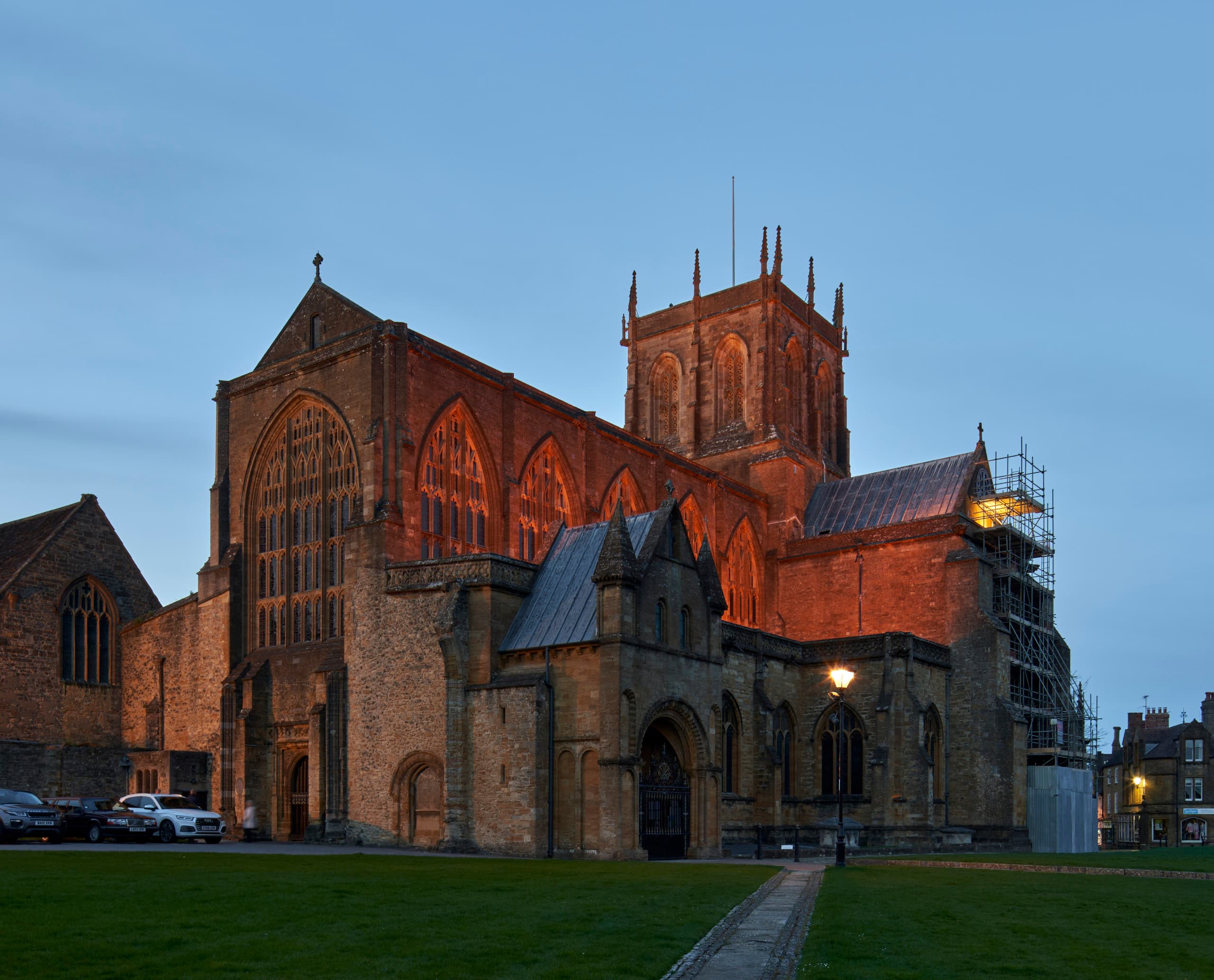 Sherborne Abbey bei Dämmerung, beleuchtet mit ERCO LED-Lichttechnik.