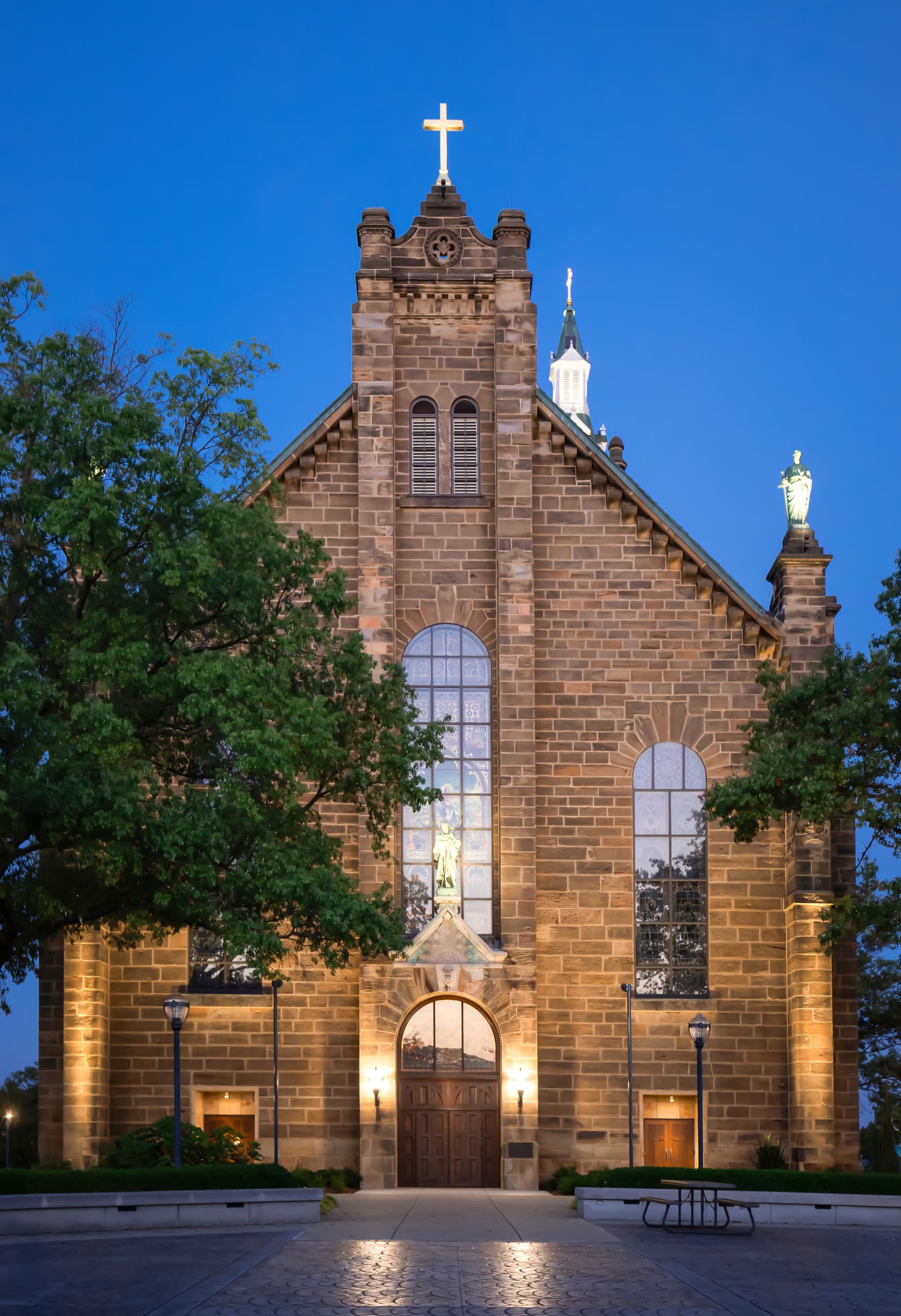 Die St. Joseph Kirche in Indiana, beleuchtet mit energieeffizienten ERCO LED Strahlern.