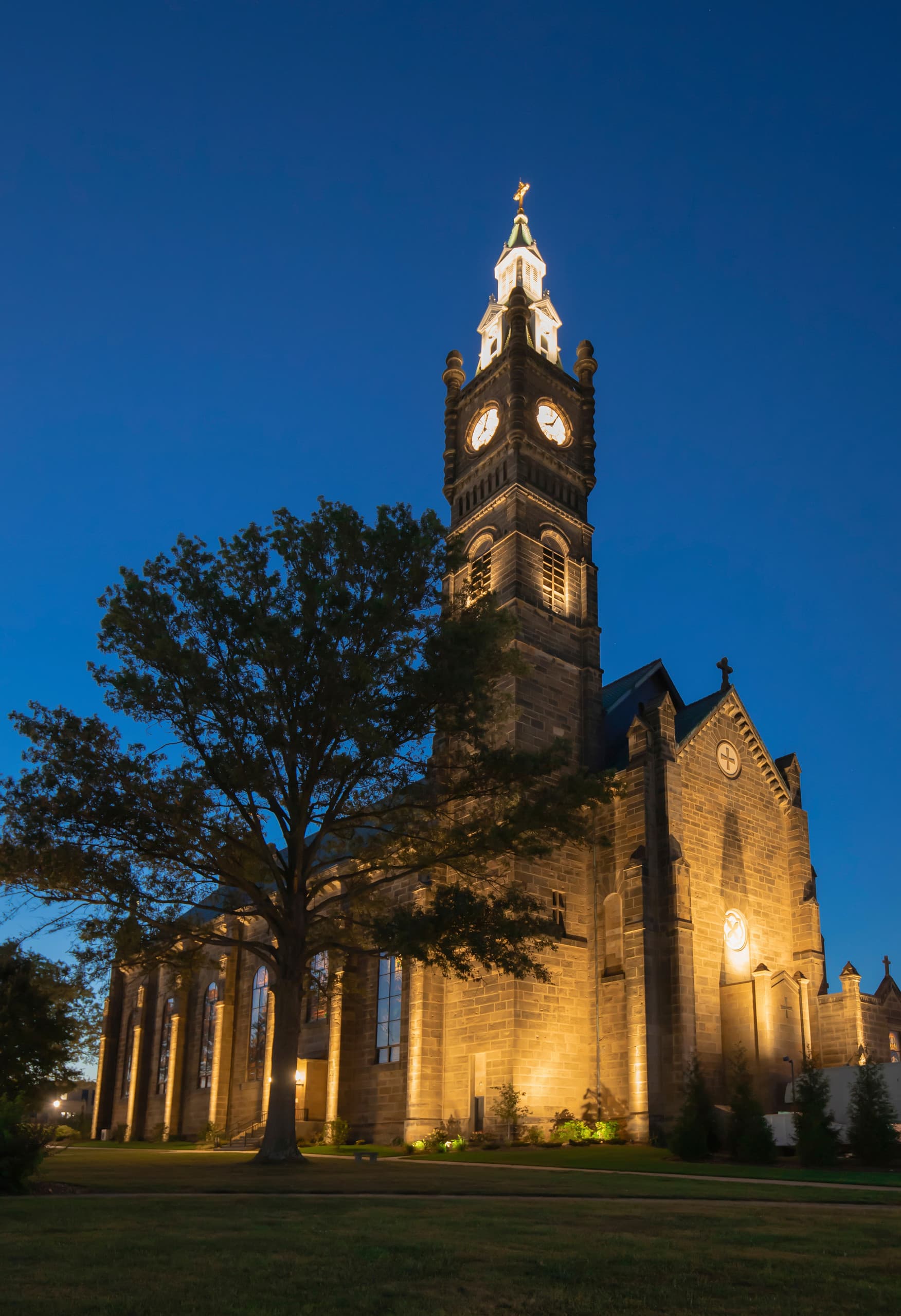 St. Joseph Kirche, Indiana, beleuchtet mit ERCO LED Strahlern für energieeffiziente Aussenbeleuchtung.