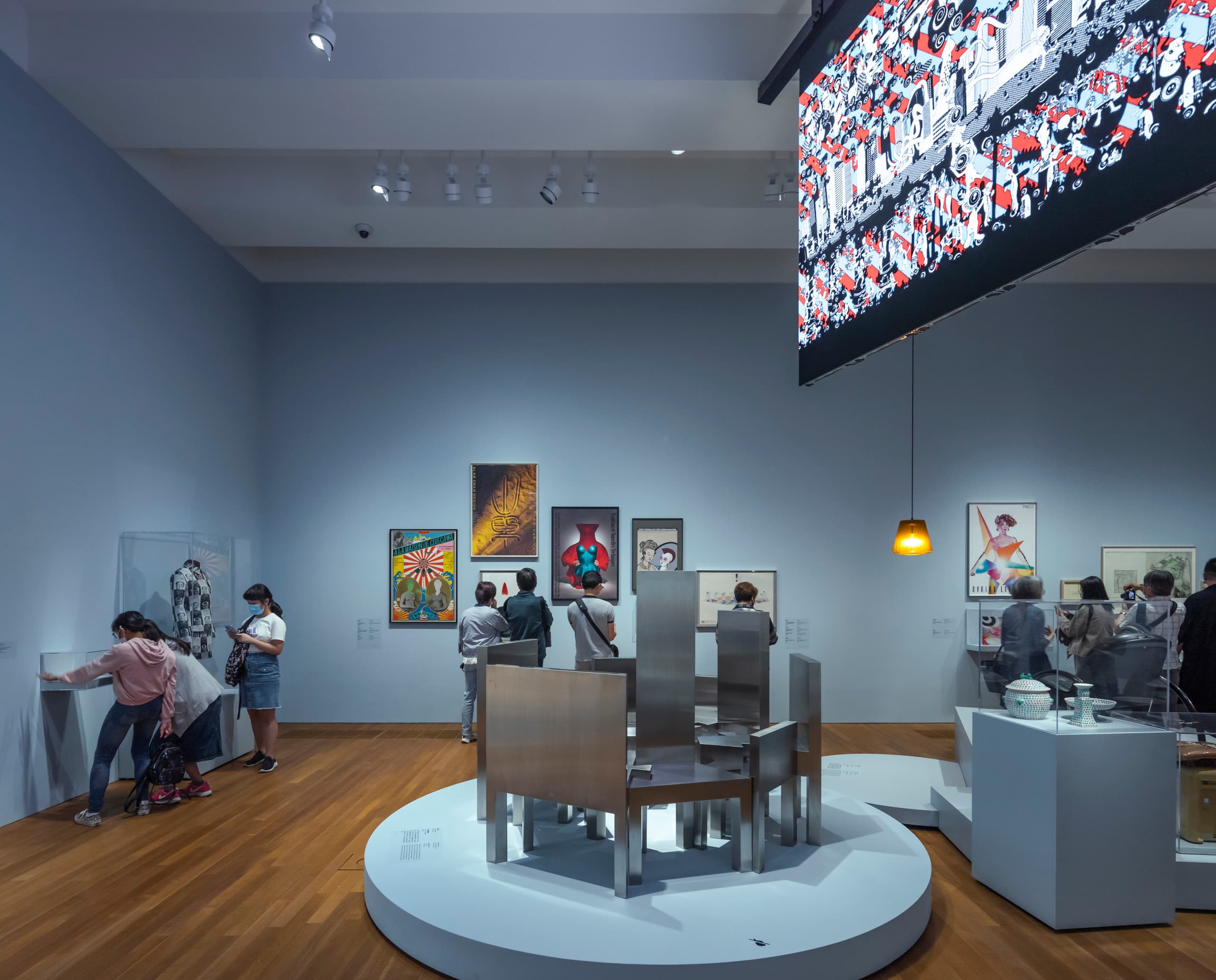 Innenansicht des M+ Museums mit ERCO LED-Strahlern zur Ausleuchtung der Ausstellungsstücke.