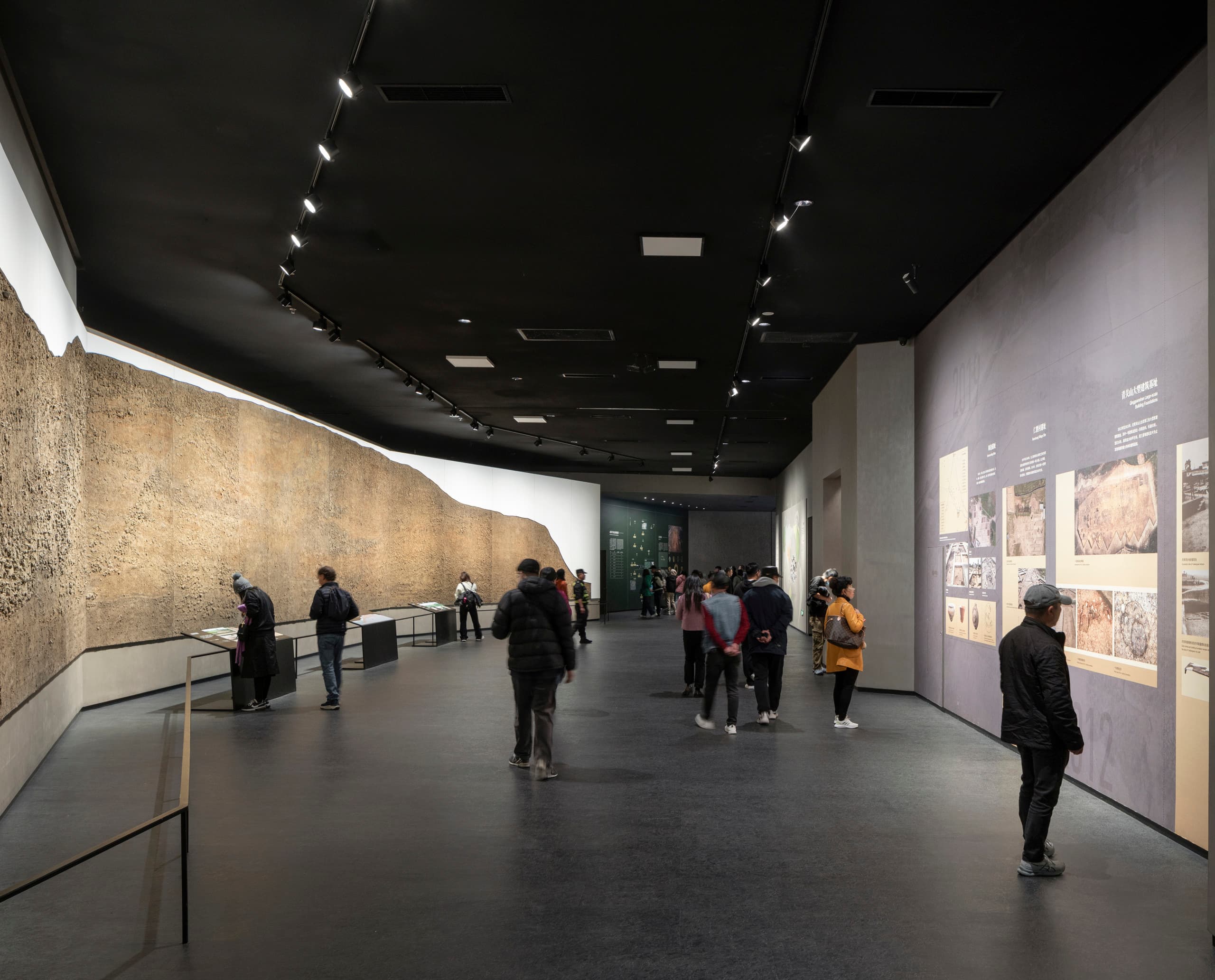 Besucher im Sanxingdui Museum, beleuchtet mit ERCO LED-Leuchten für sensible Exponate.