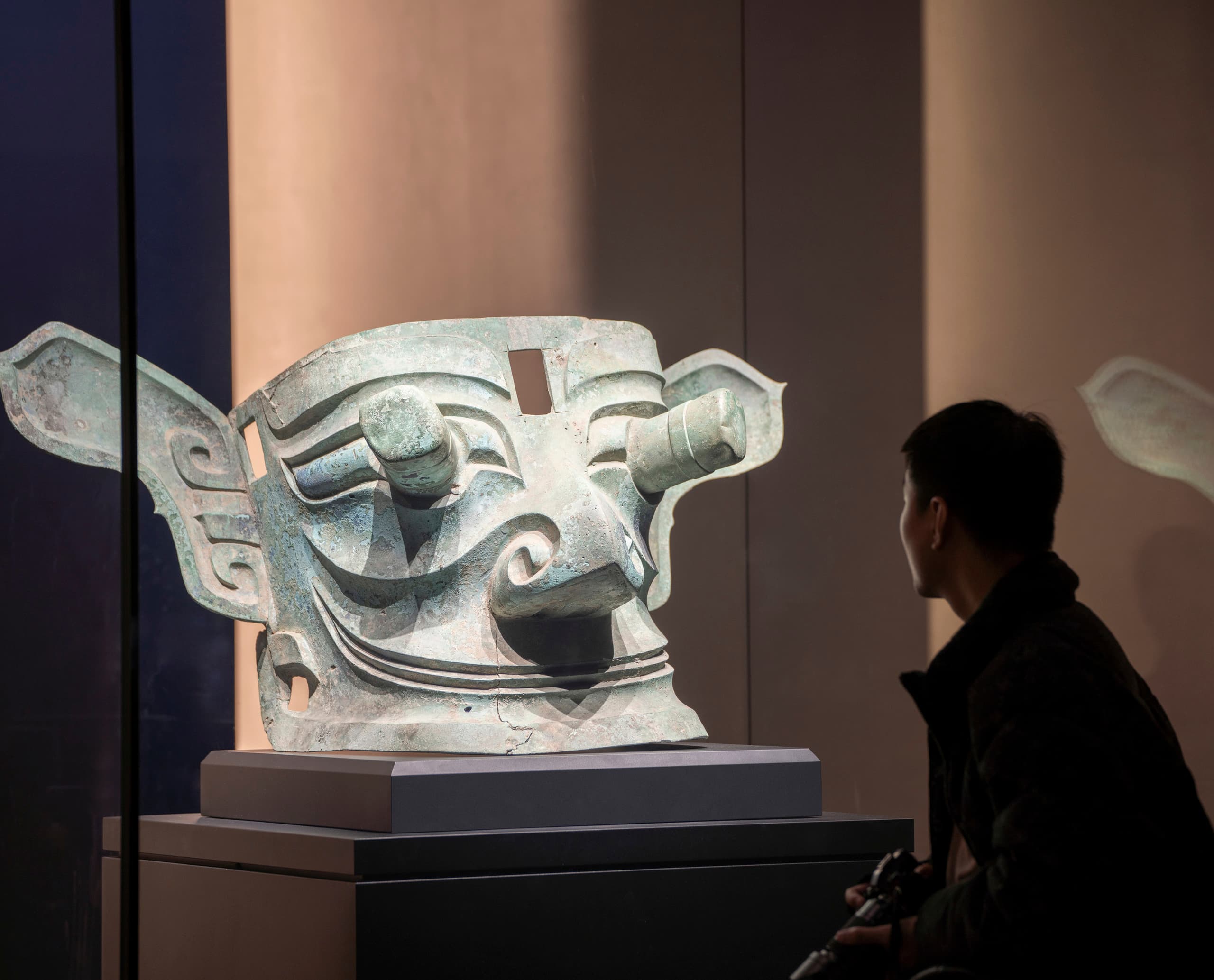 Sanxingdui Museum: Bronze-Maske, beleuchtet mit ERCO LED-Licht für Kulturerhalt.