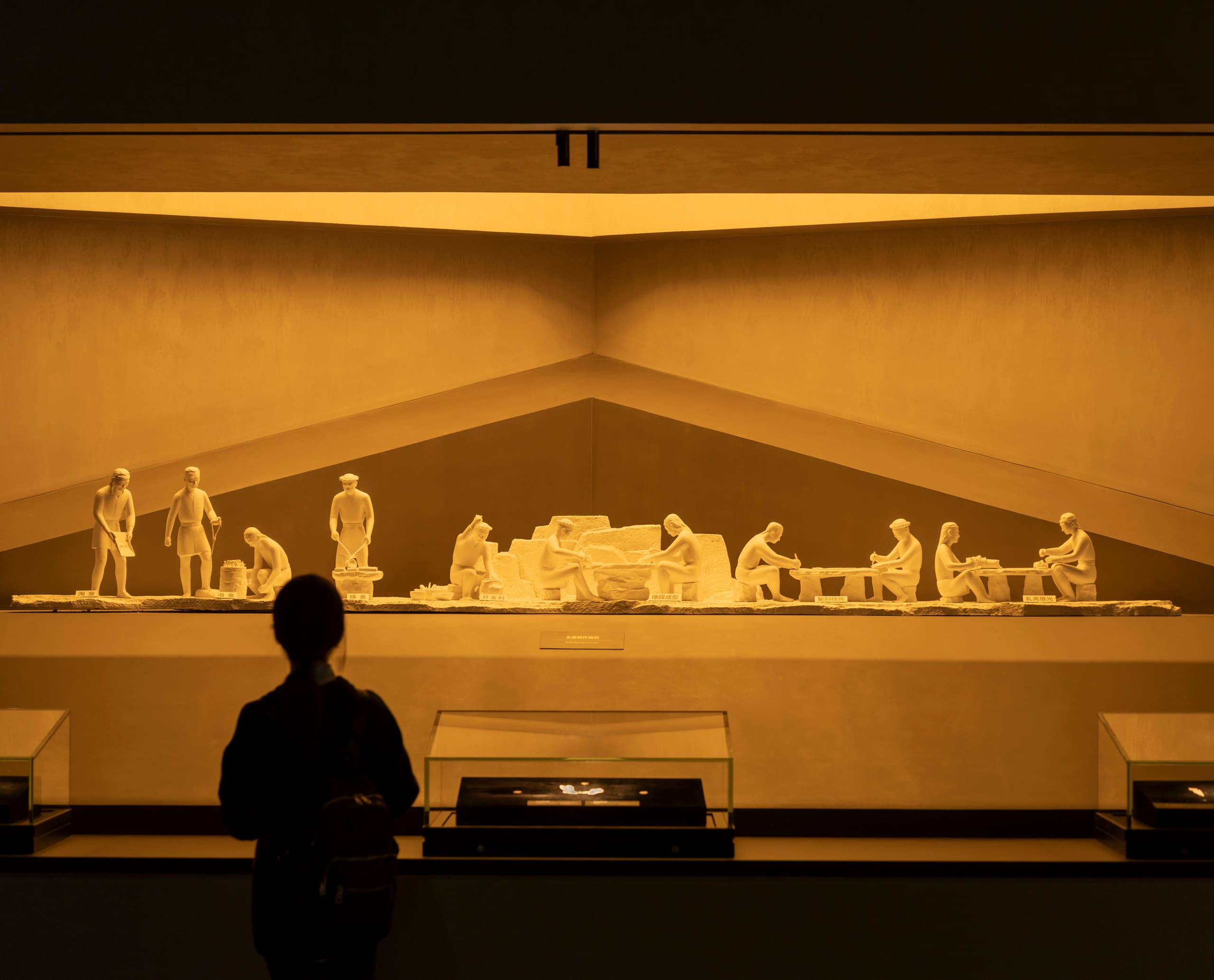 Sanxingdui Museum: Beleuchtete Artefakte unter ERCO LED-Licht für Kulturerhalt.