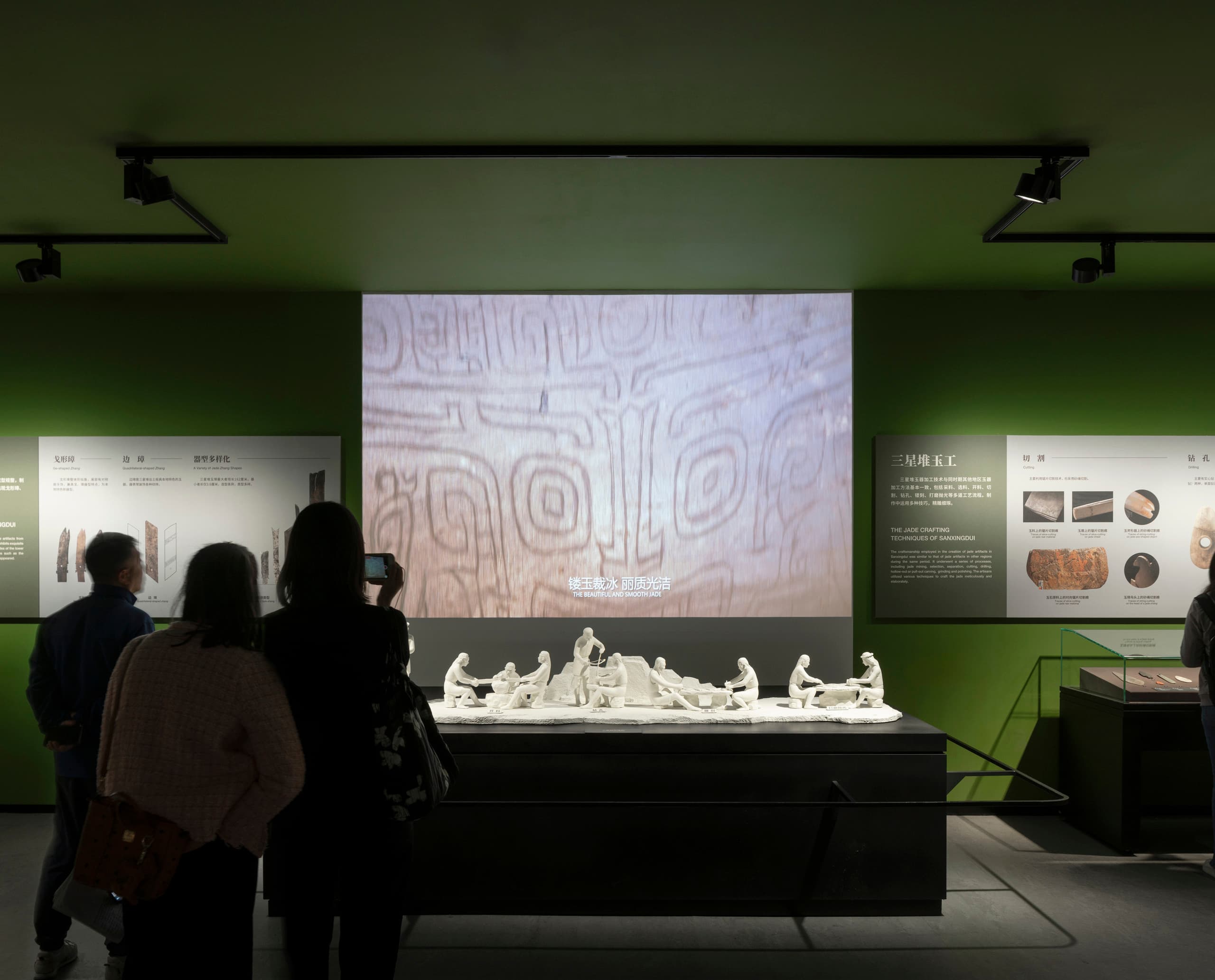 Sanxingdui Museum, China: Besucher betrachten Artefakte, beleuchtet mit ERCO LED-Leuchten für Kulturerhalt.