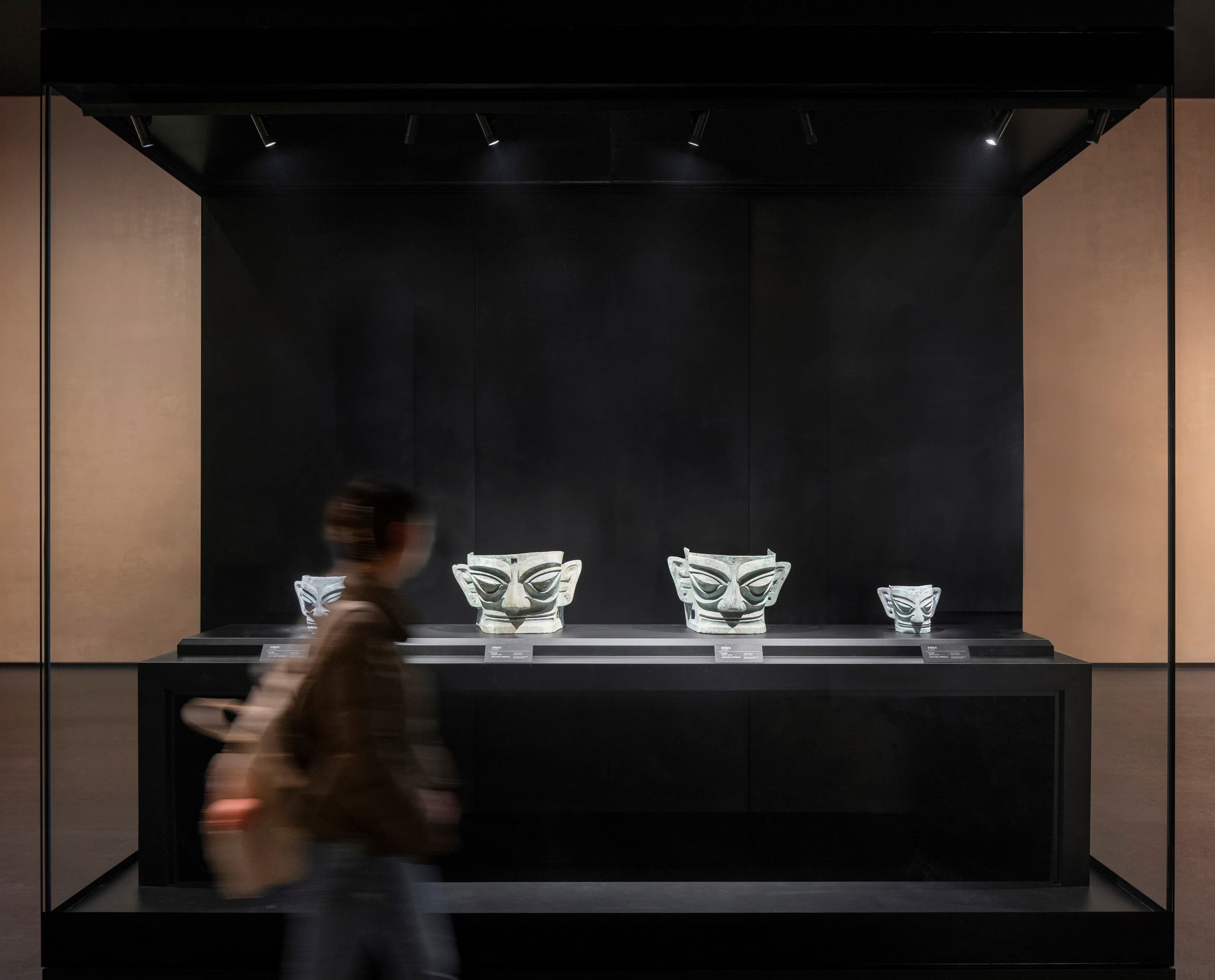 Sanxingdui Museum: Beleuchtete Artefakte in Vitrine mit ERCO LED-Strahlern.