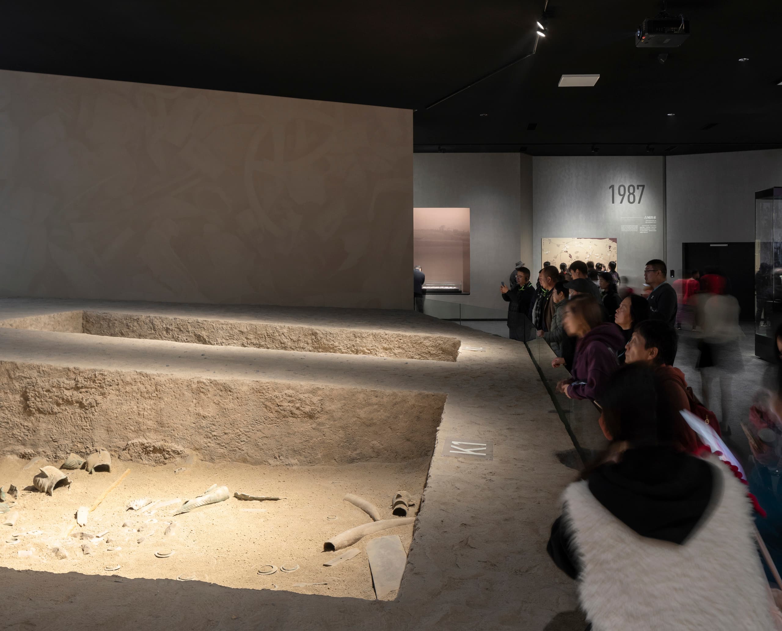 Sanxingdui Museum, China: Archäologische Ausgrabungsstätte mit ERCO-Beleuchtung.