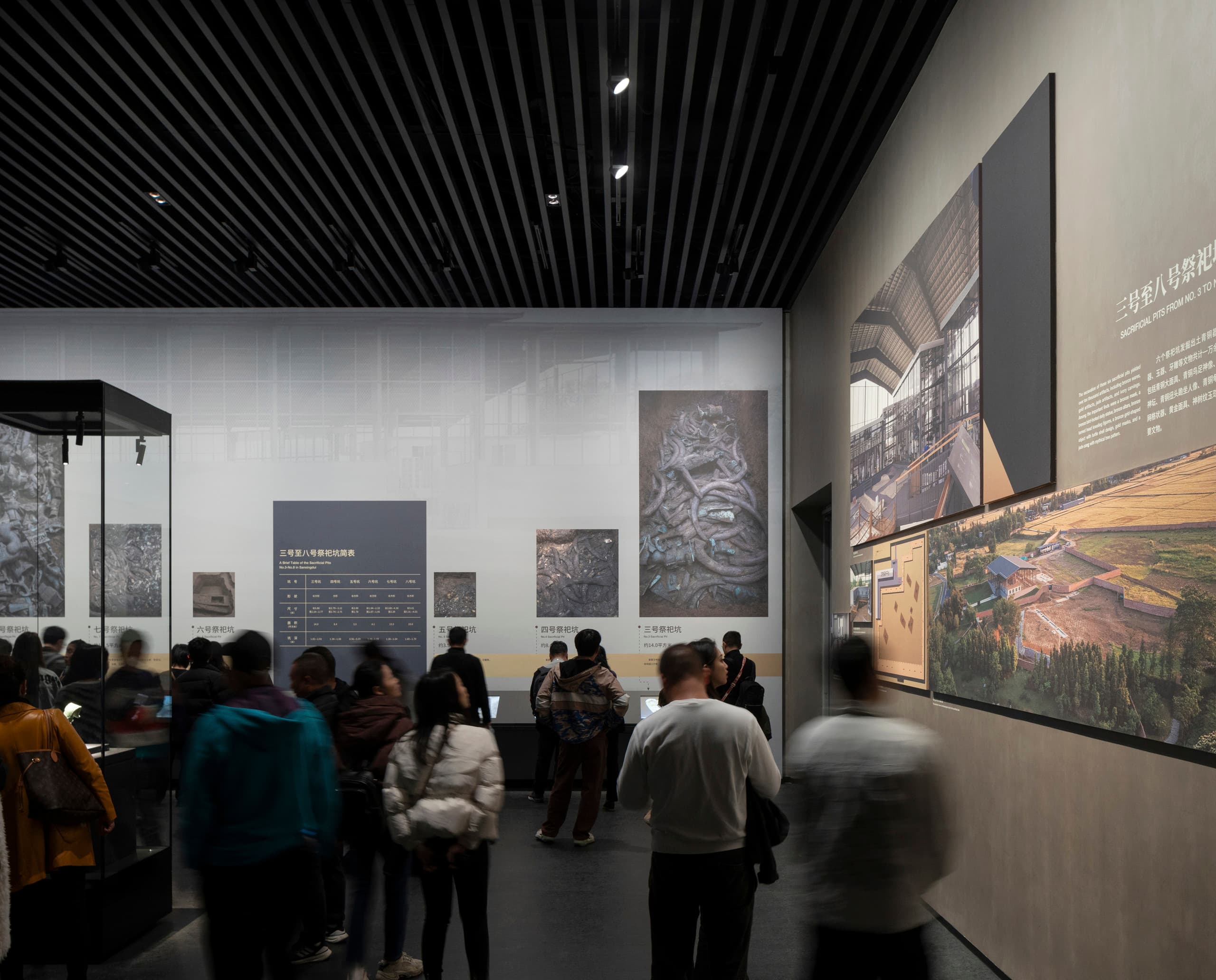 Besucher im Sanxingdui Museum, China, beleuchtet mit ERCO LED-Leuchten für Kulturerbe.