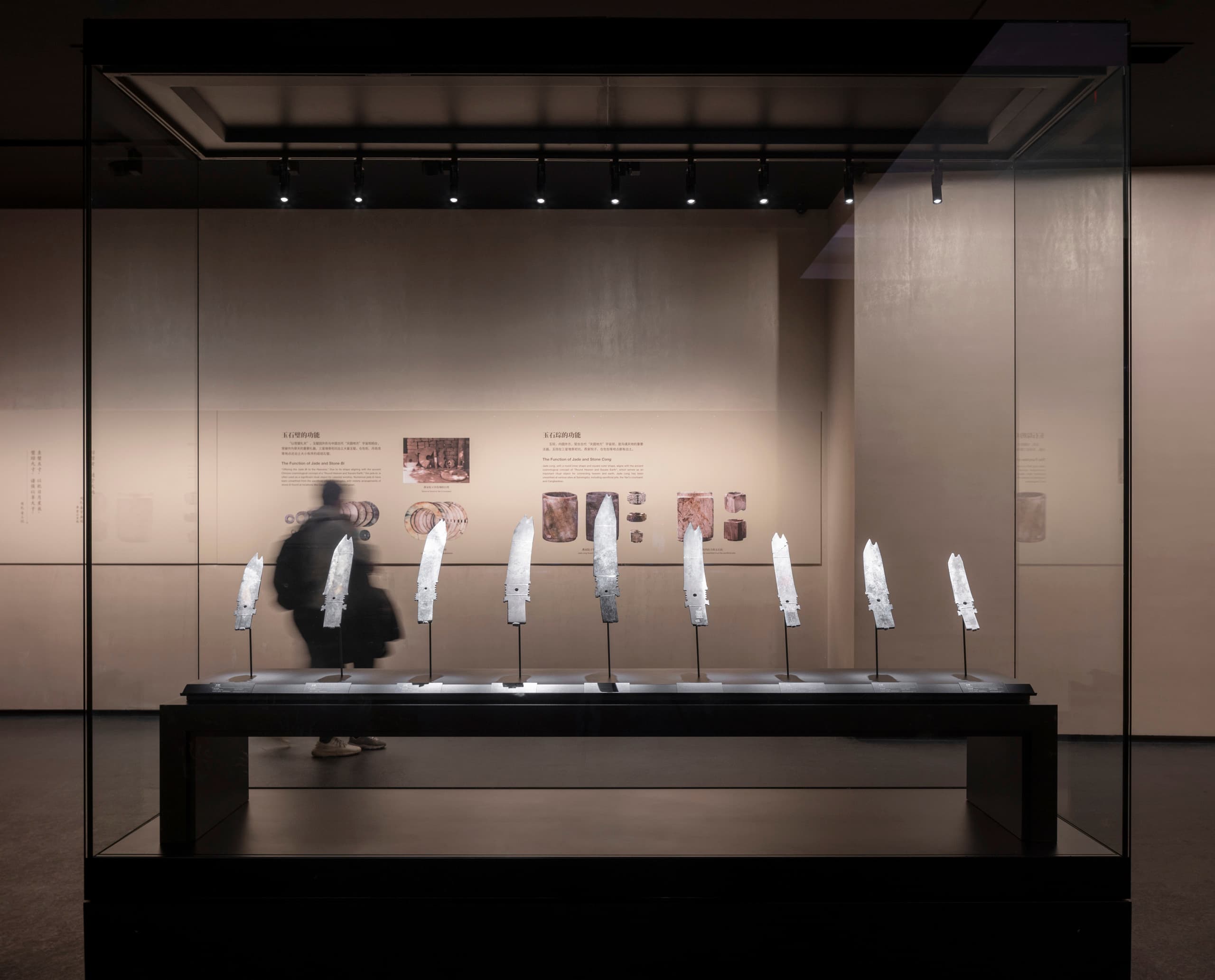 Sanxingdui Museum: Beleuchtete Jade-Artefakte in Vitrine mit ERCO LED-Strahlern.